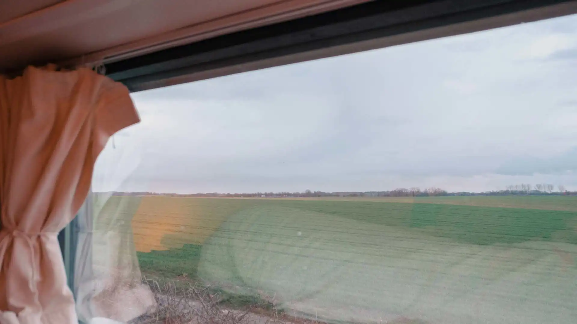 Tiny House La Ruche Brabant Wallon – Vue extérieur depuis la chambre en mezzanine