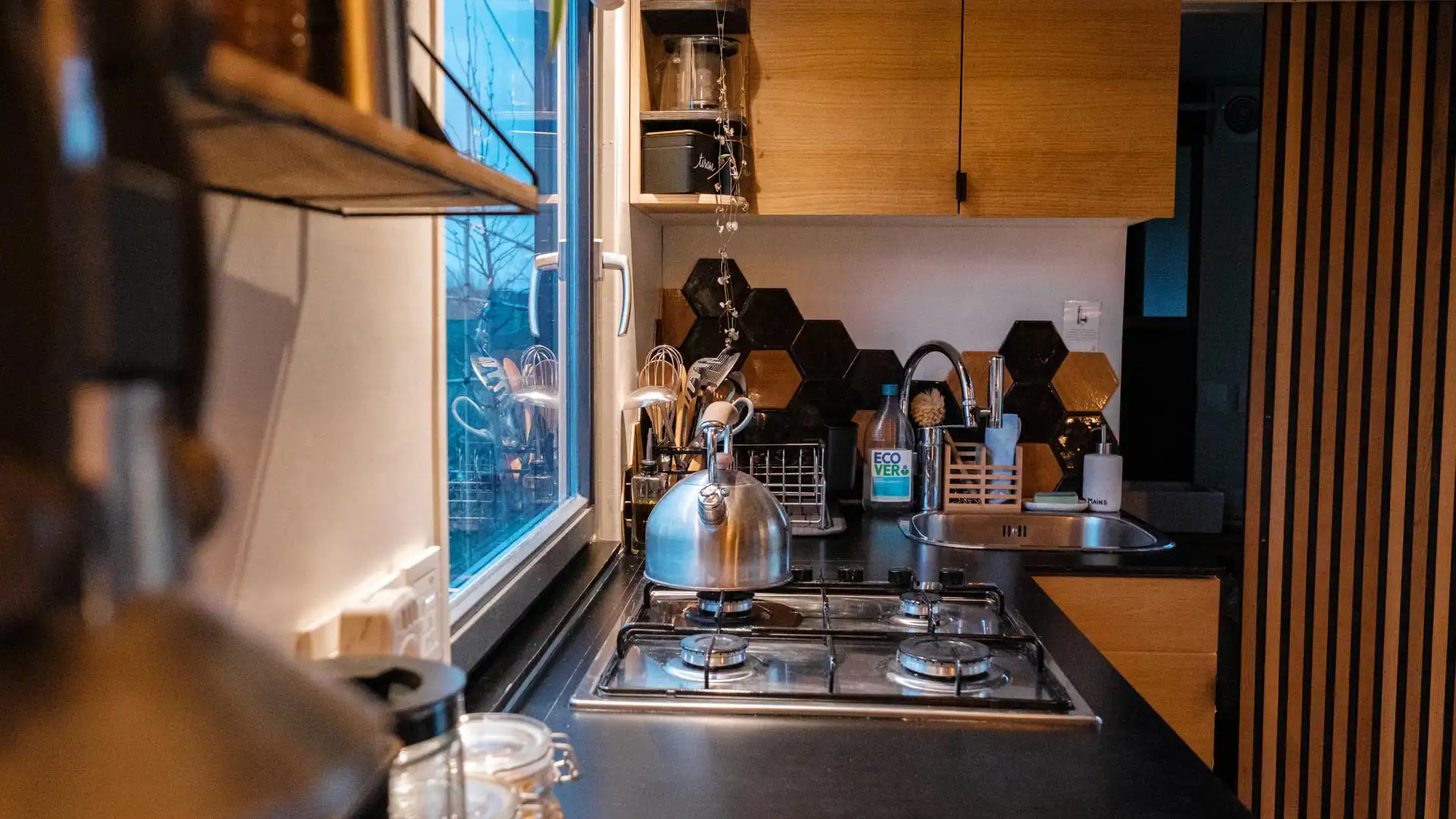 Tiny House La Ruche Brabant Wallon – Cuisine avec taques aux gaz
