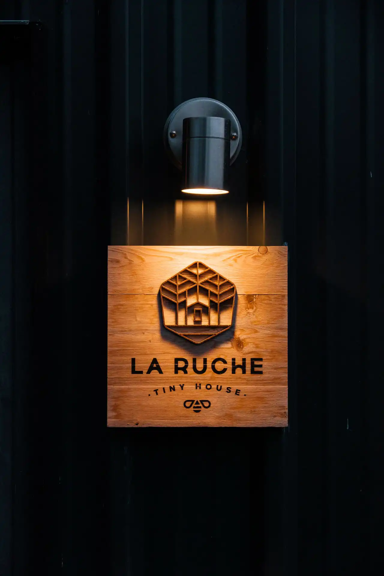 Tiny House La Ruche Brabant Wallon – Panneau Nominatif Entrée