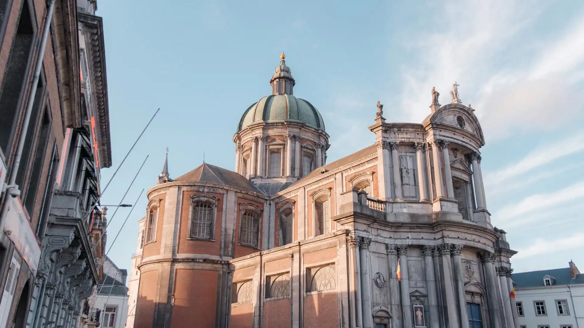 Cathédrale Saint-Aubain de l'extérieur à Namur