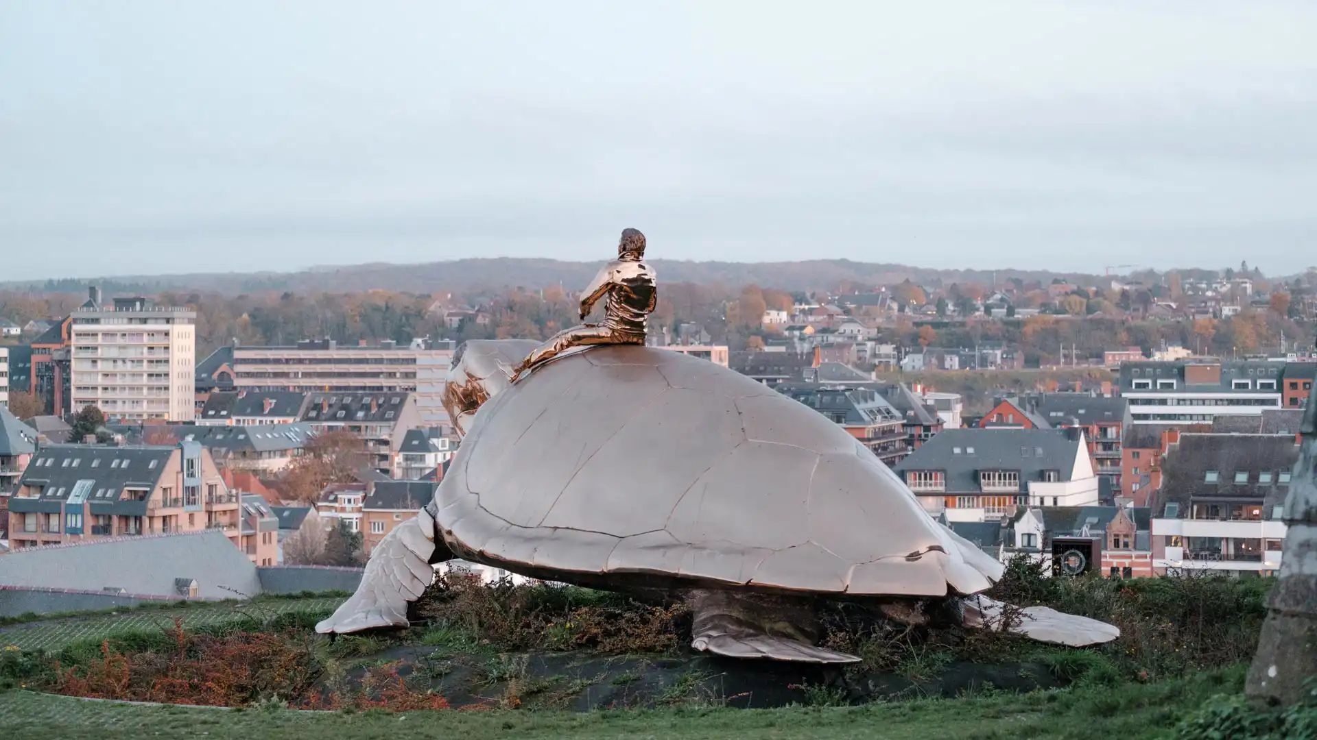 Œuvre 'Searching for Utopia' de Jan Fabré ou dit 'La Tortue' à Namur