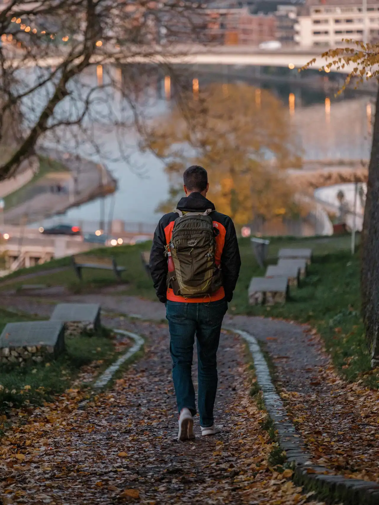 Homme marchant à la Citadelle de Namur