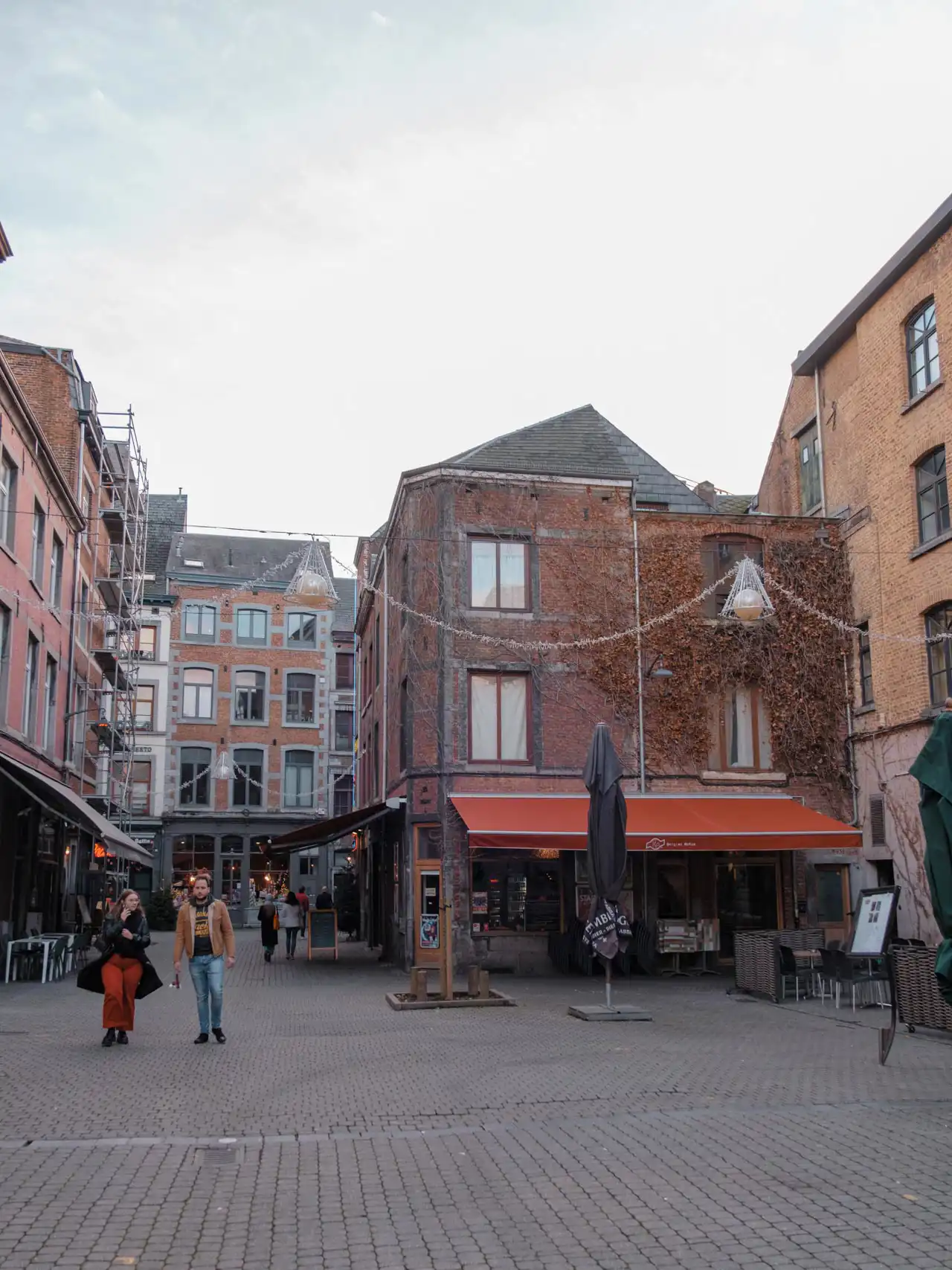 Place Chanoine Descamps, Vieux Namur