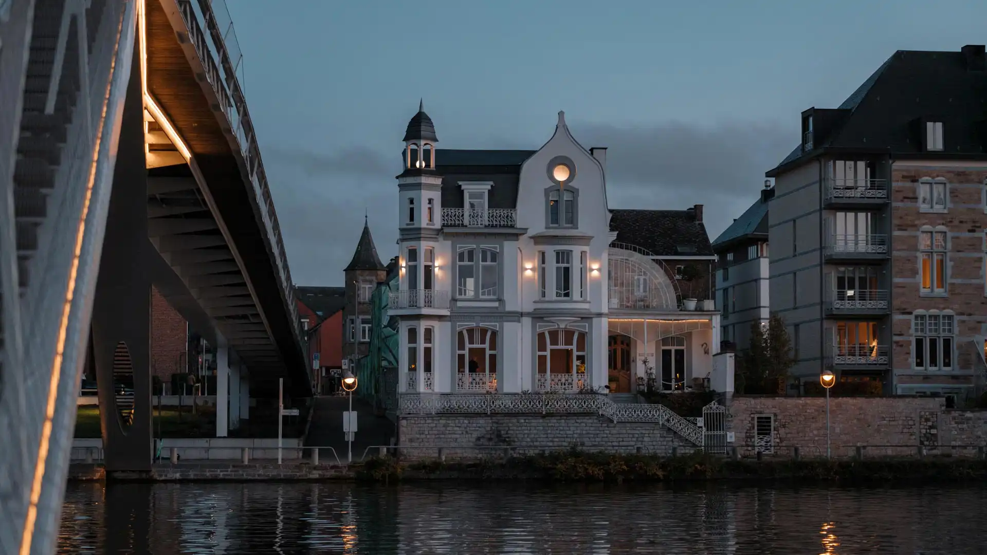 Villa Balat de nuit à Namur
