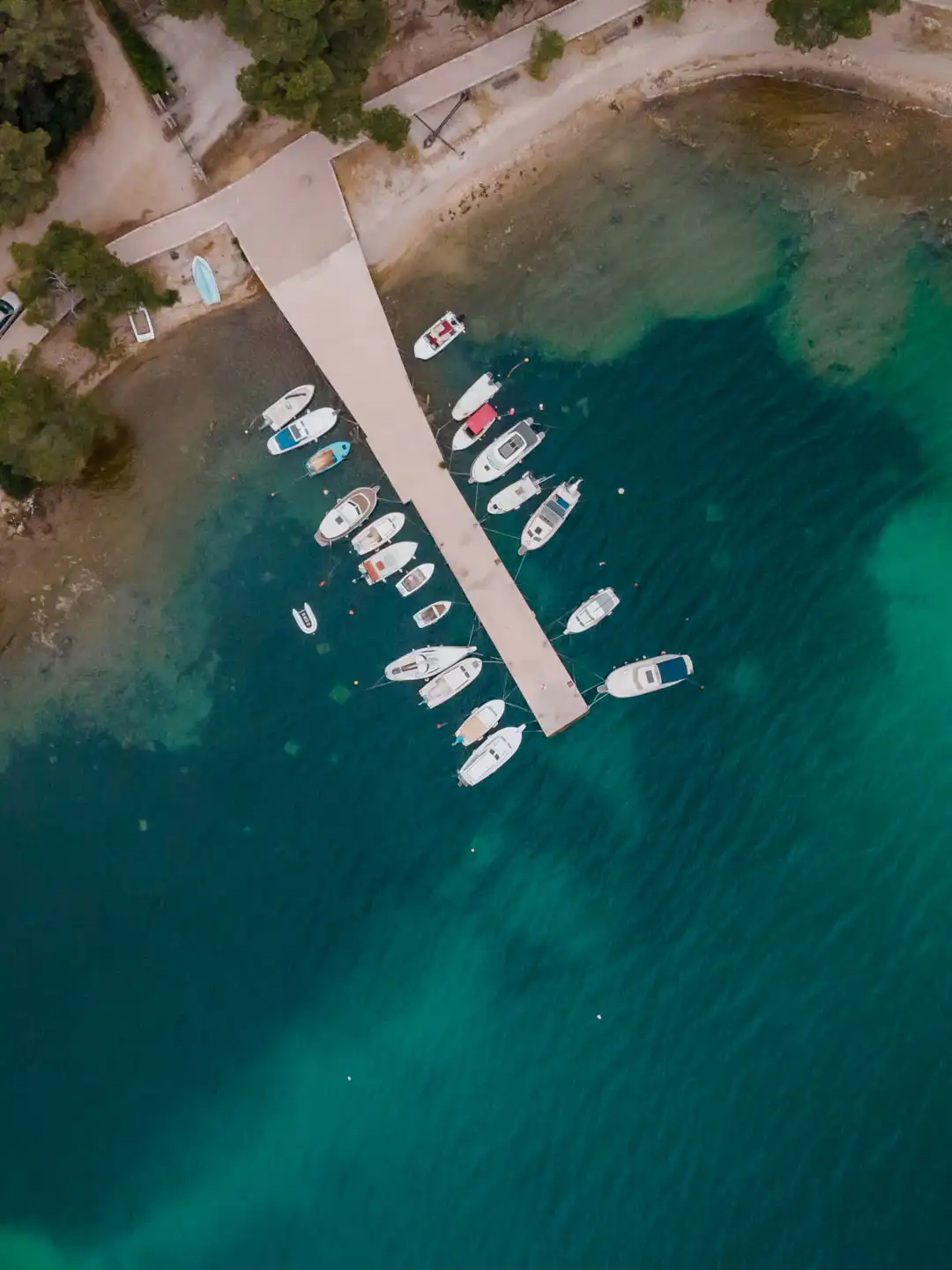 Petit port vue au drone dans le canal Saint-Antony