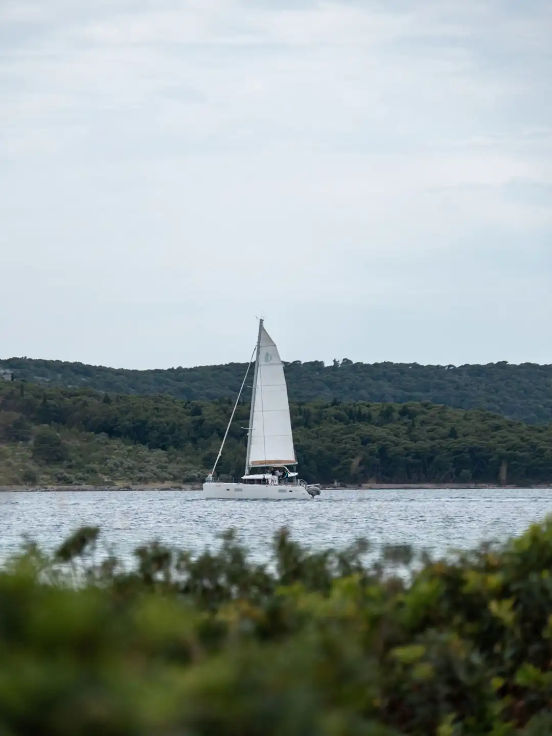 Voilier dans le canal Saint-Antony en Croatie