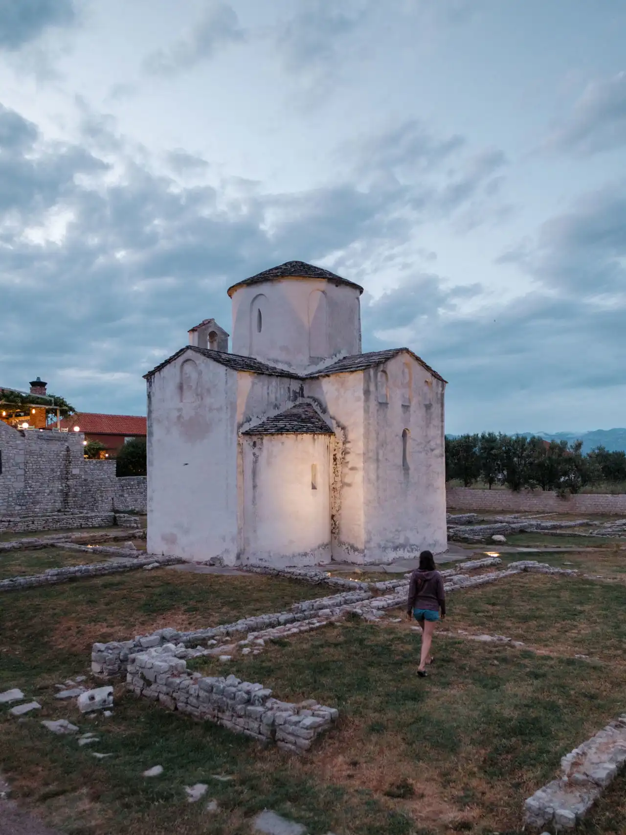 Église Saint-Croix de Nin à la tombée de la nuit