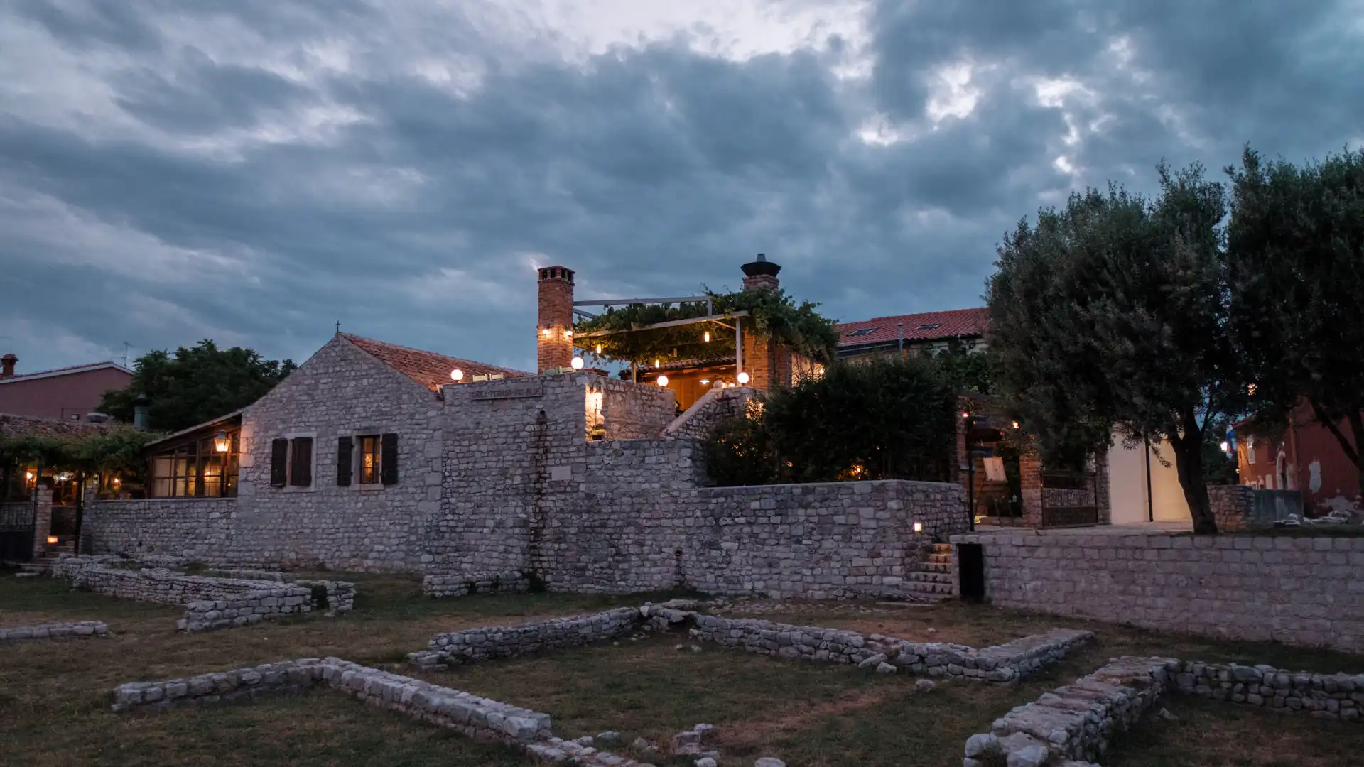 Restaurant dans le village de Nin de nuit