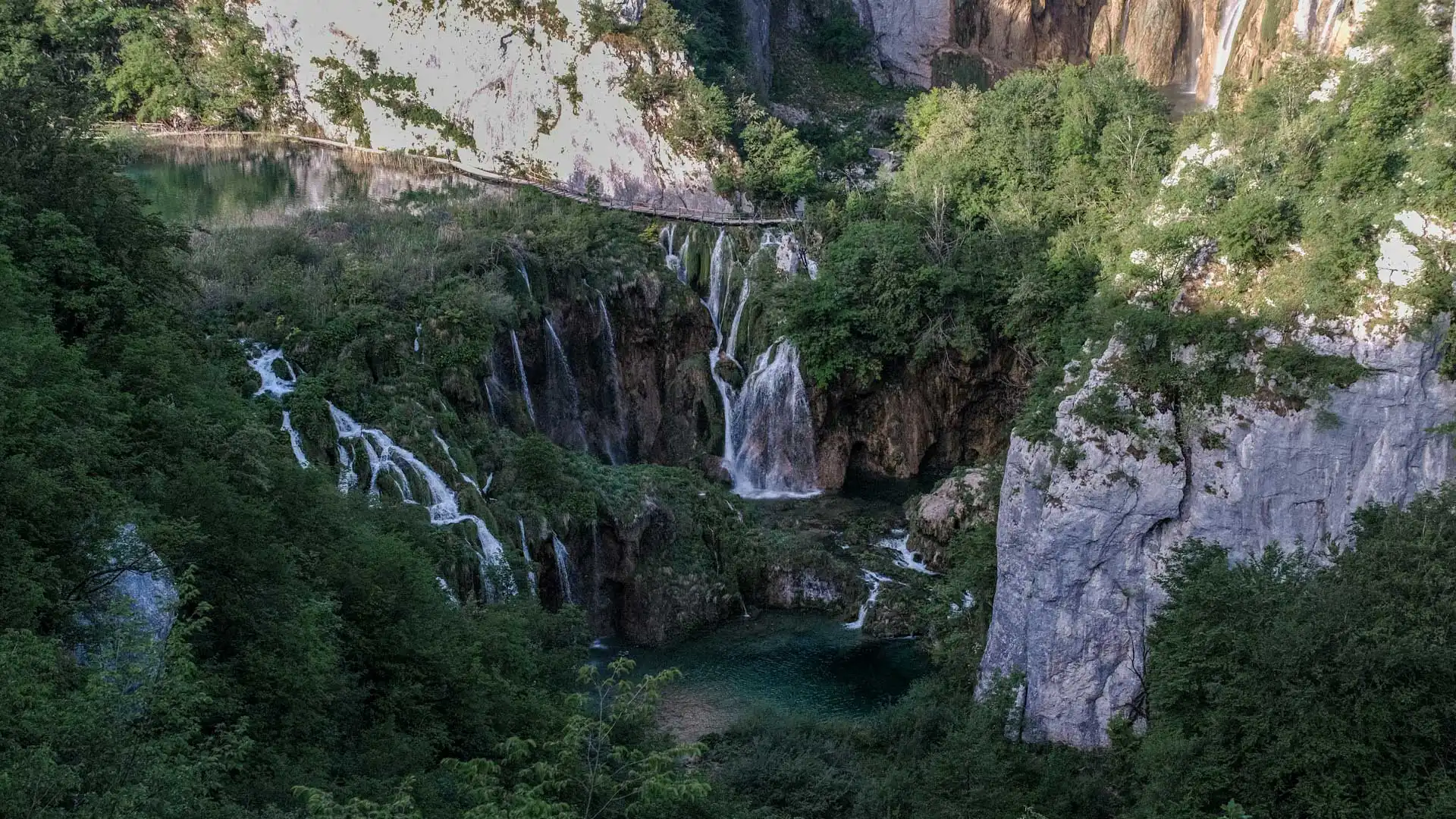 Point de vue sur les lacs inférieurs de Plitvice en Croatie