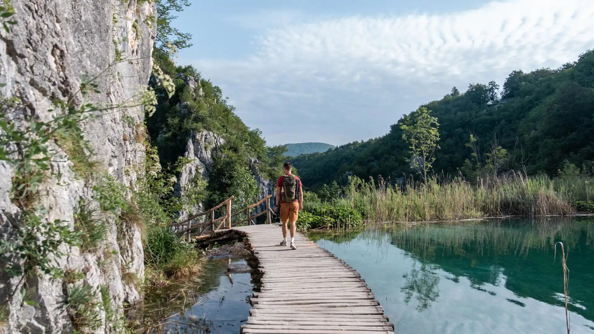 Homme marchant sur un caillebotis à Plitvice en Croatie