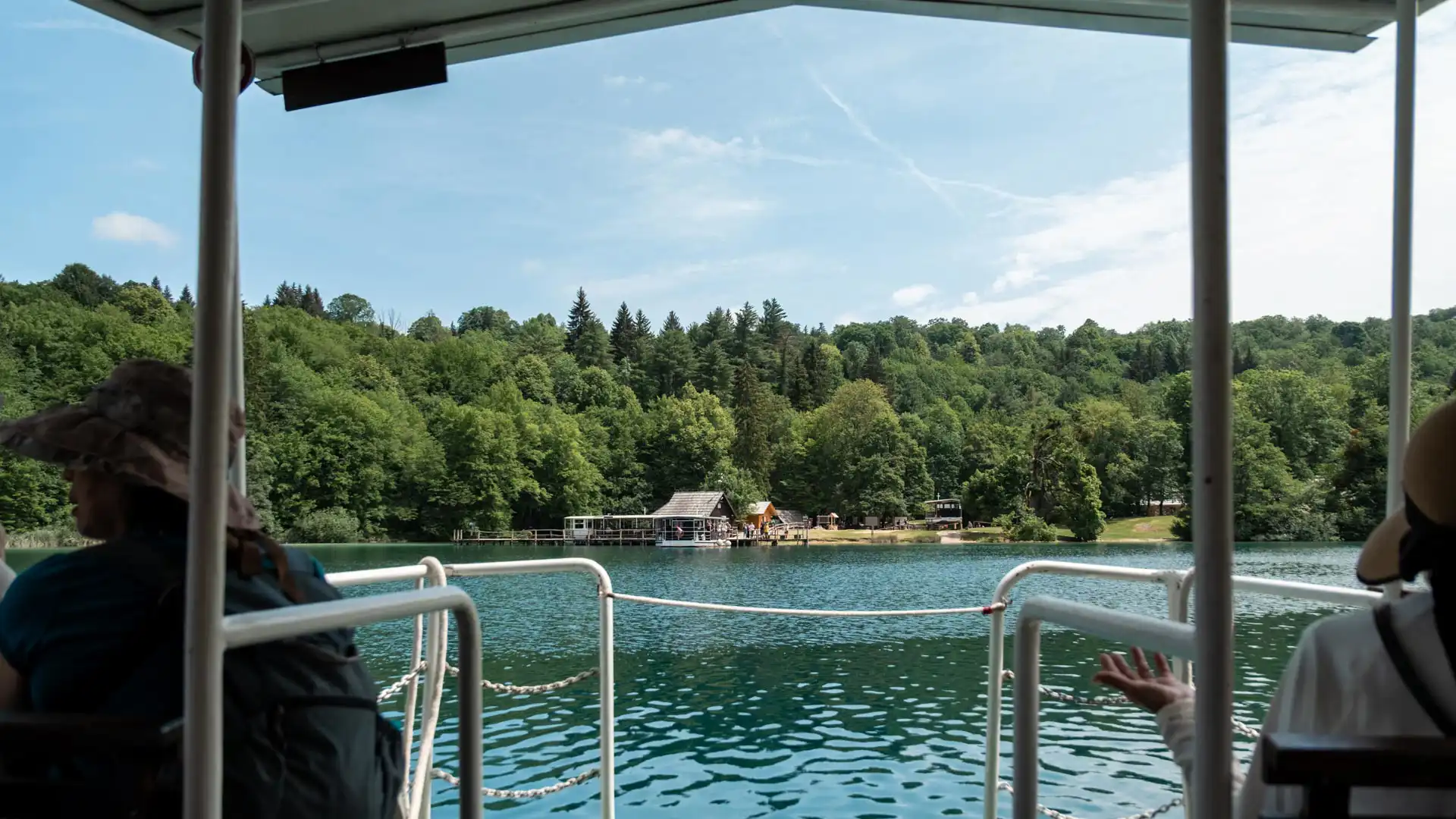 Vue sur l'embarcadère P1 depuis le bateau aux Lacs de Plitvice en Croatie