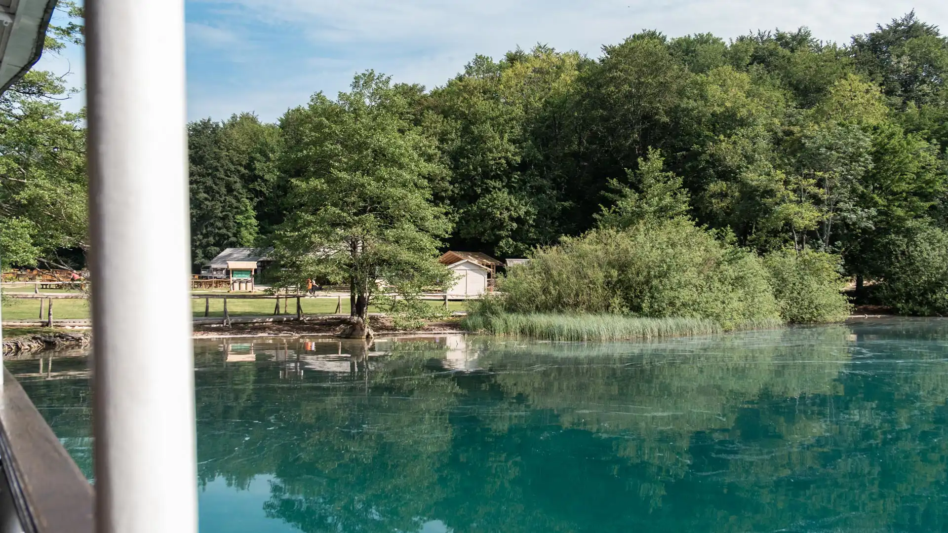 Vue depuis le bateau électrique sur l'embarcadère P3 aux Lacs de Plitvices