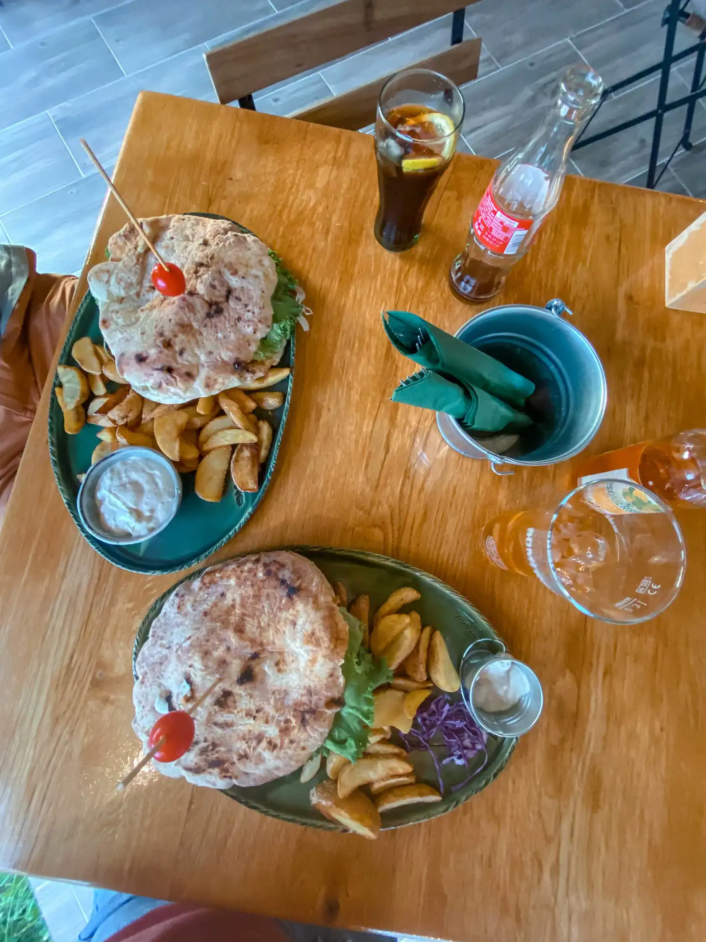 Burgers vue de haut avec frites en Croatie
