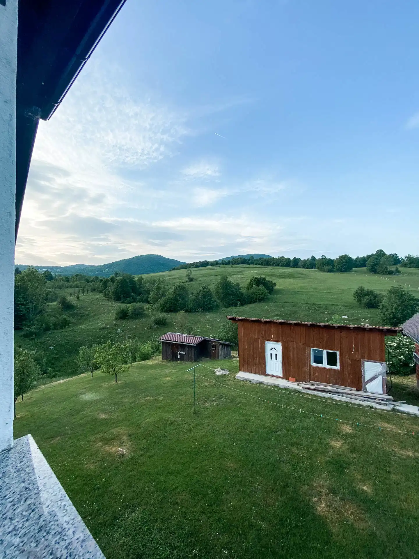 Vue sur les colines depuis logement à Plitvice en Croatie