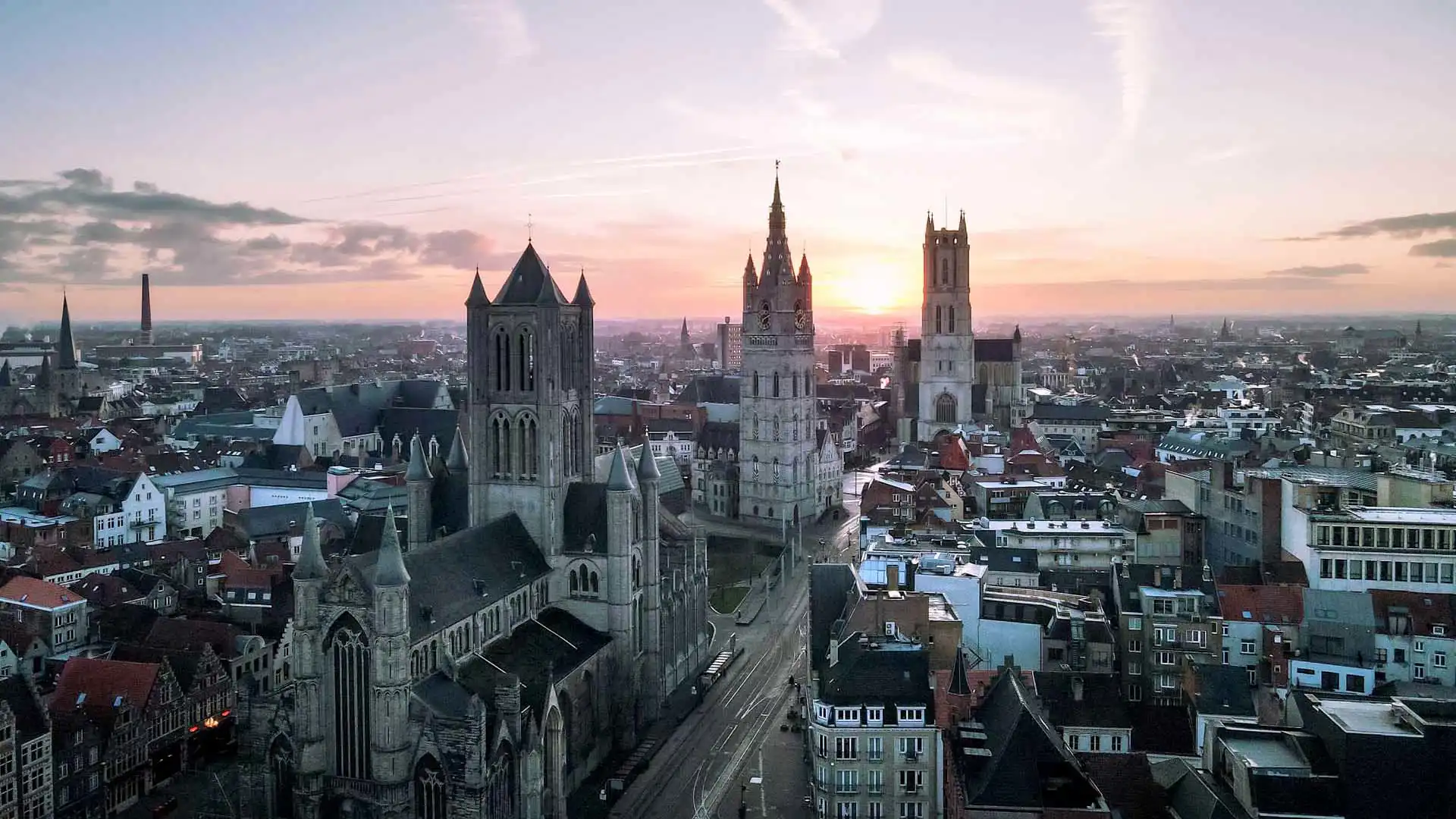 Les trois clochers de Gand au lever du soleil