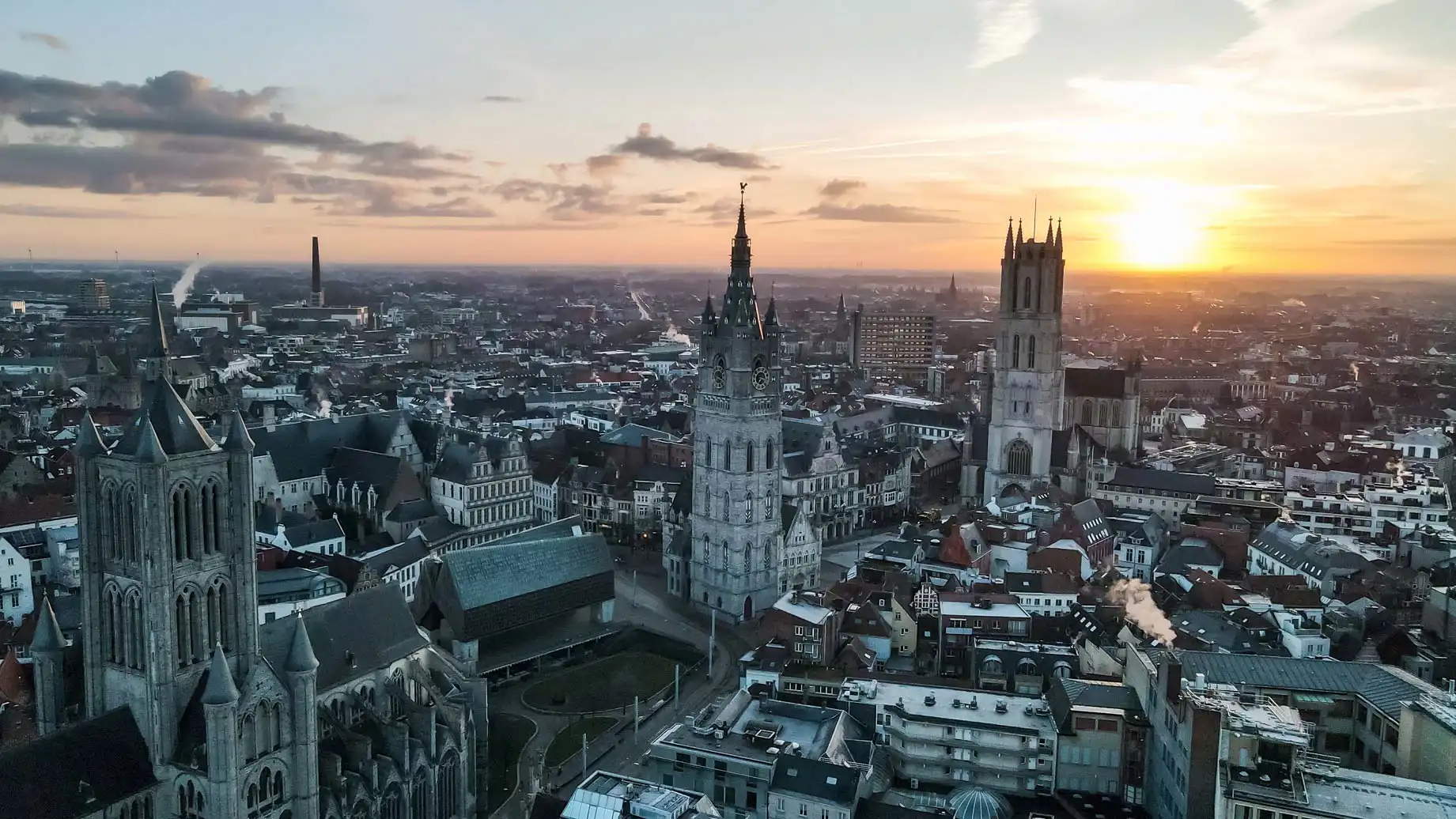 Le Beffroi entre l'église St Nicolas et la cathédrale St Bavonthédrale 