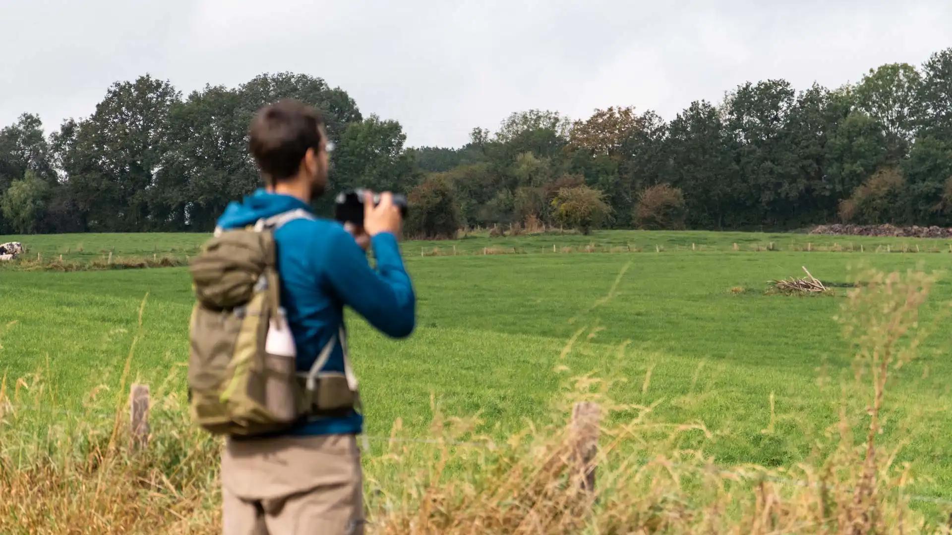 Romain prends une photo dans les champs