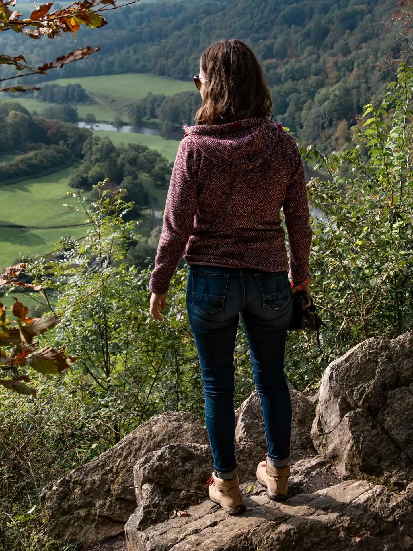 Estelle surplombant la vallée de l'Ourthe