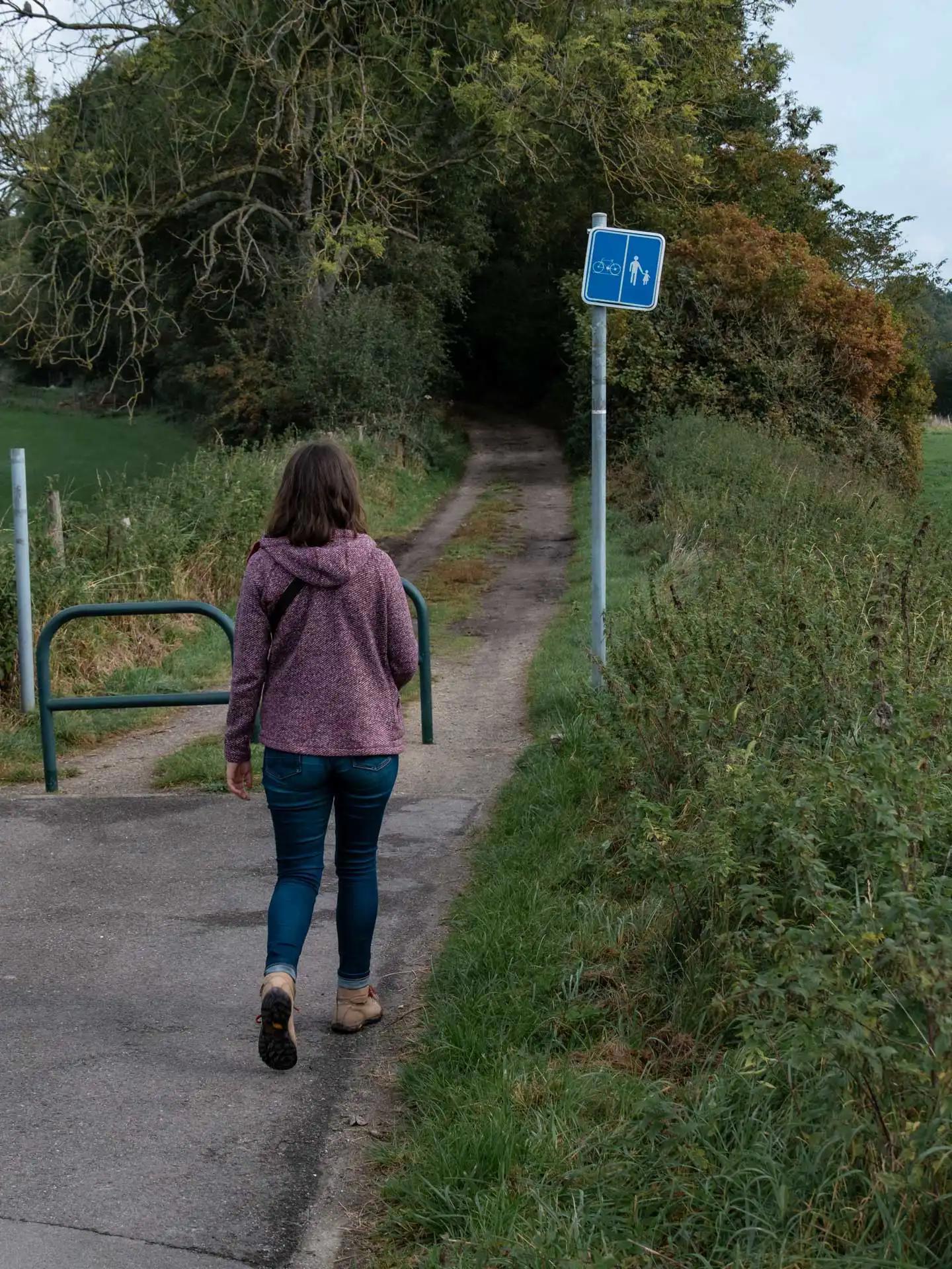 Estelle entre dans le bois de Plaineveaux