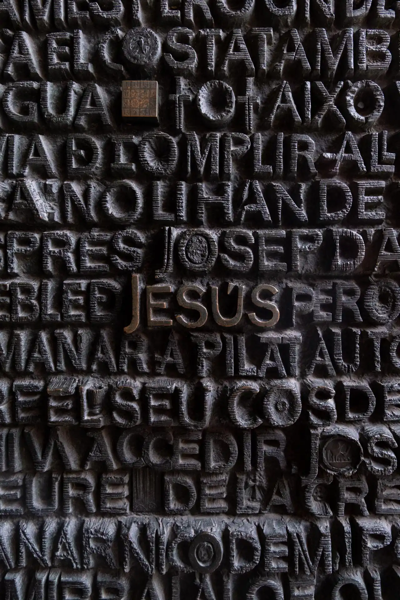 Détails d'une porte extérieure de la Sagrada Família à Barcelone