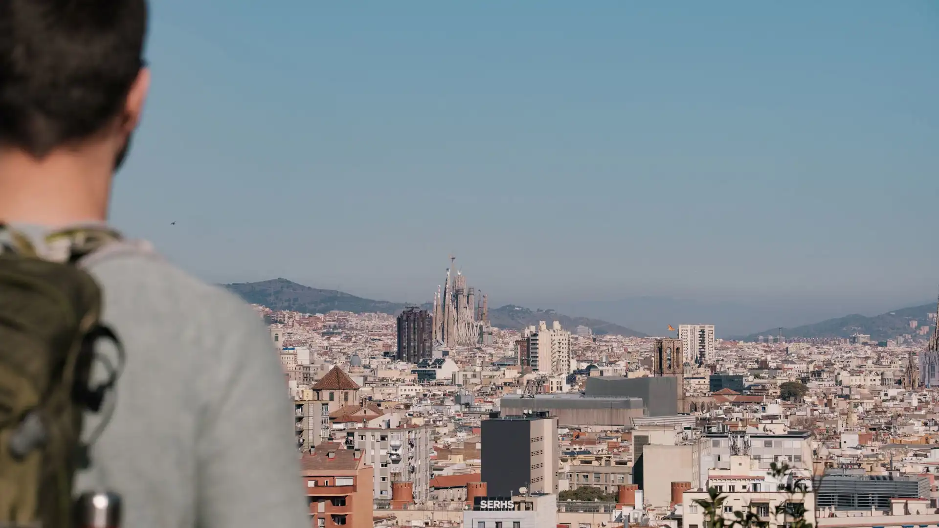 Vue depuis la Plaça de l'Armada sur Barcelone et la Sagrada Familia