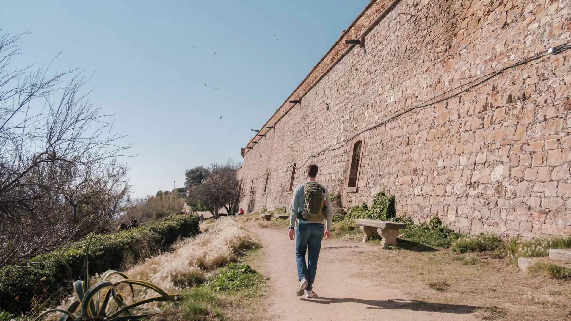 Balade le long des remparts du Château de Montjuïc à Barcelone