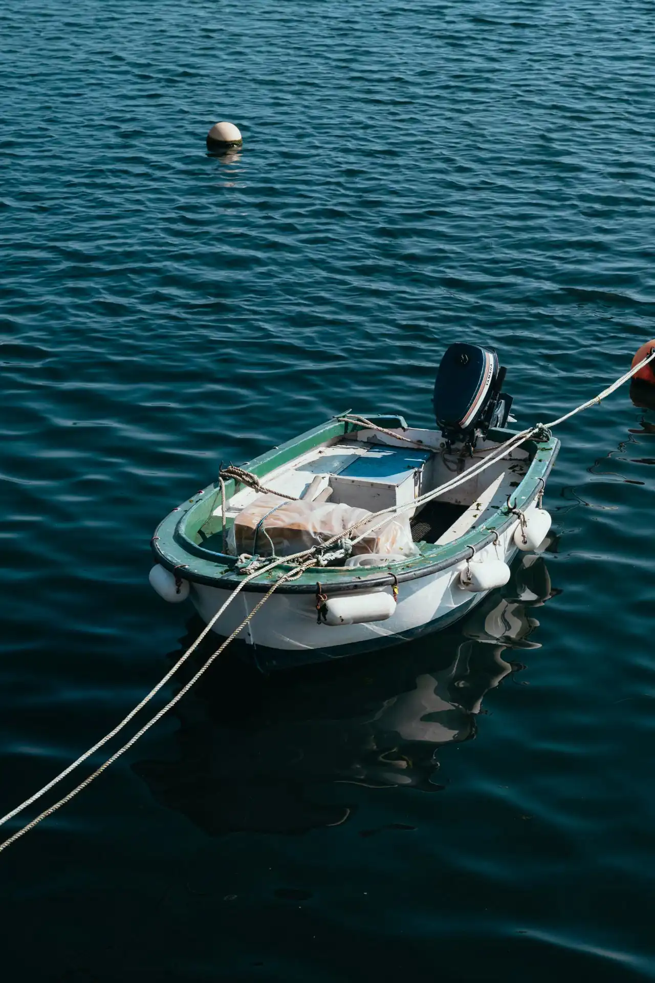 Barque dans la mer à barfleur