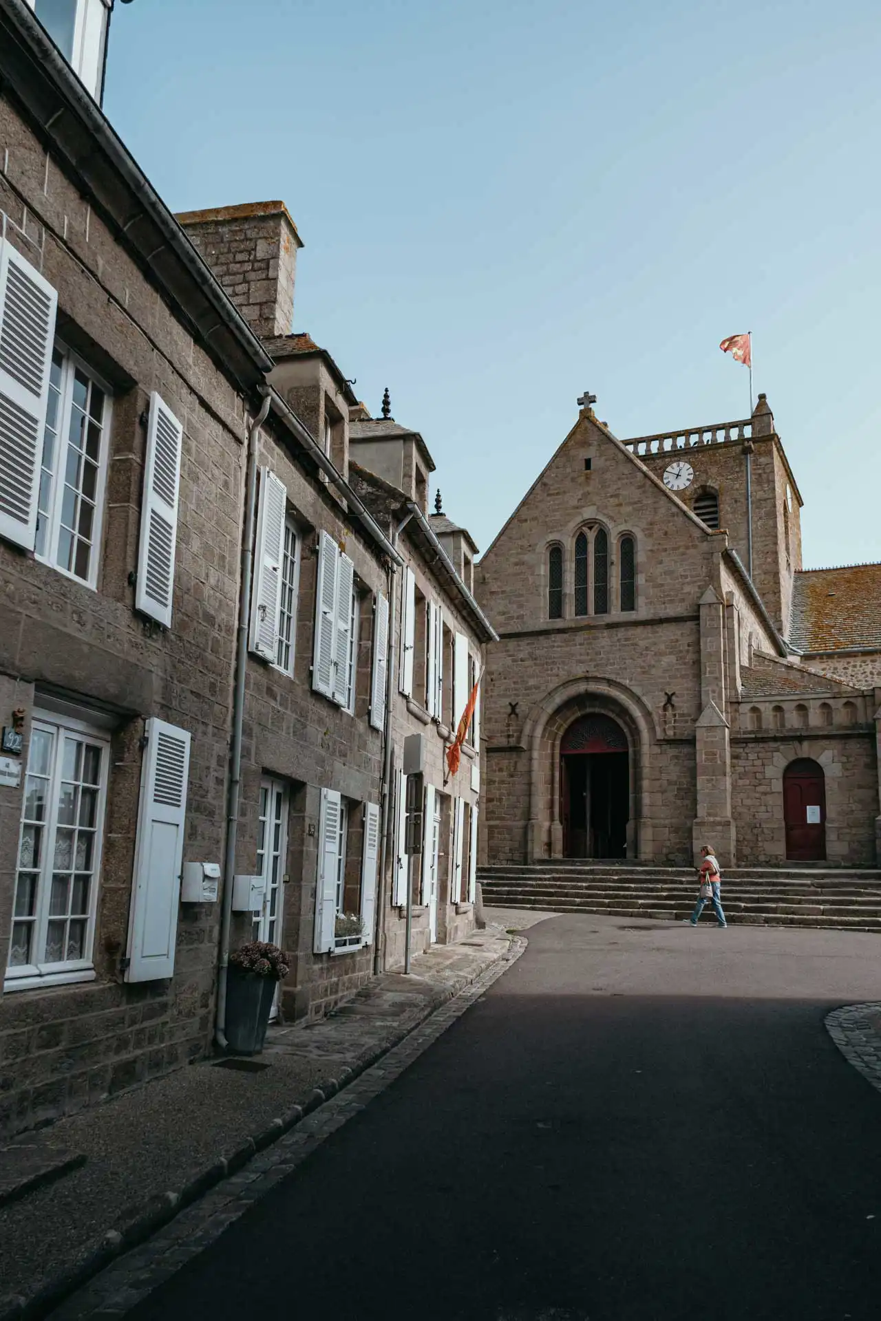 Ruelle près de l'église à Barfleur, plus beau village de France