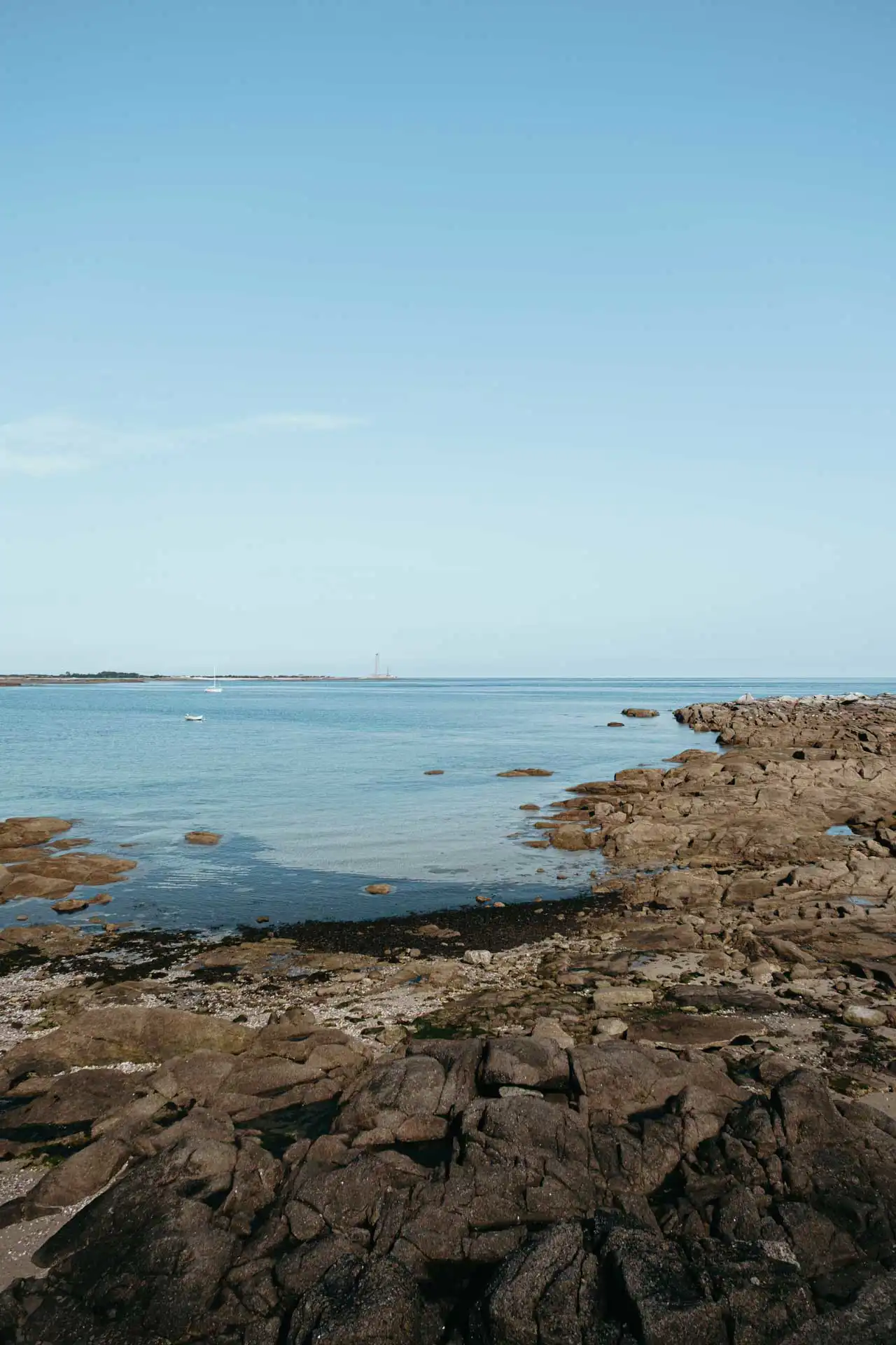 Plage avec rochers à Barfleur, plus beau village de France