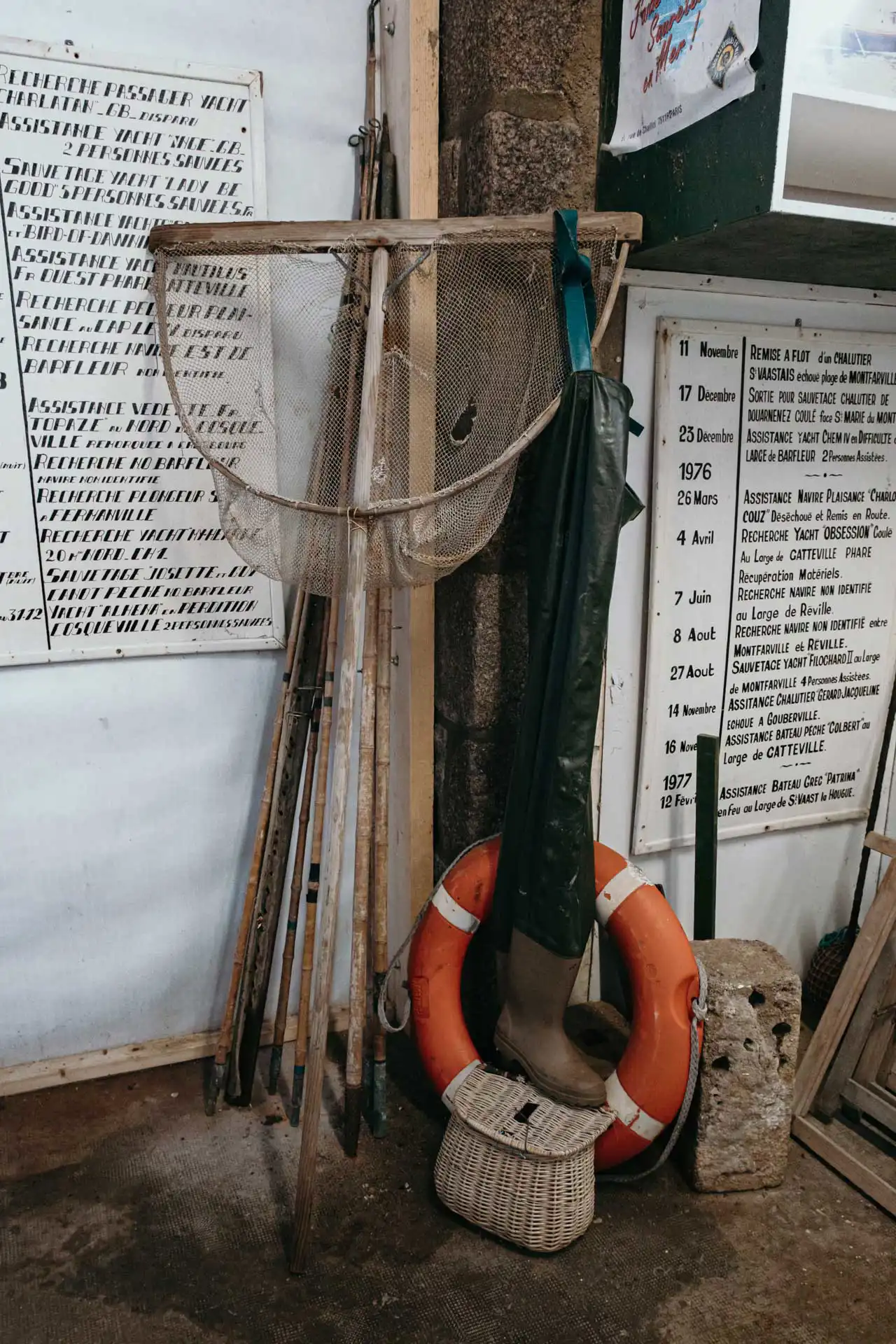 Filet de pêche et bouée de sauvetage à l'intérieur de la S.N.S.M. de Barfleur