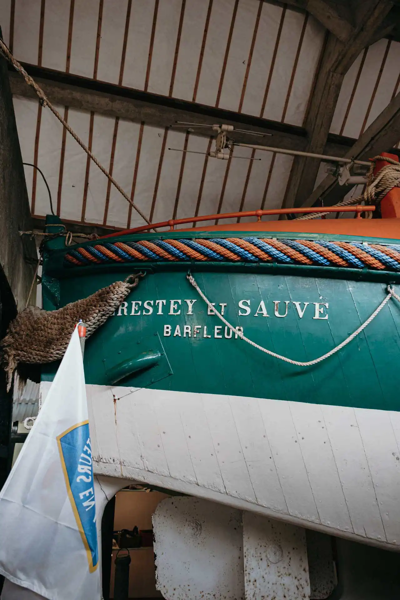 Ancien bateau en bois de la S.N.S.M. de Barfleur