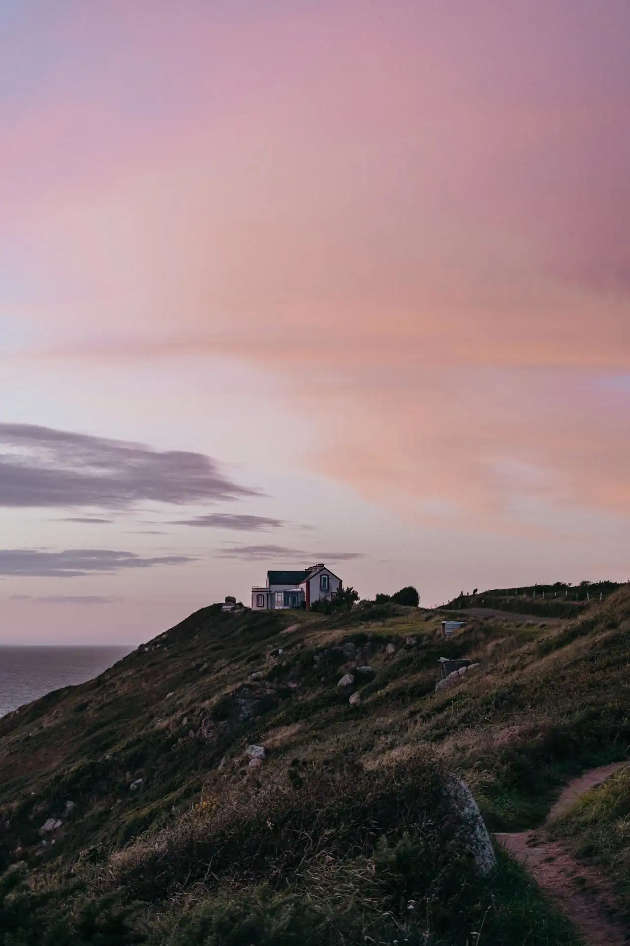 Cottage au bord des falaises sur les hauteurs de la Hague dans la Manche