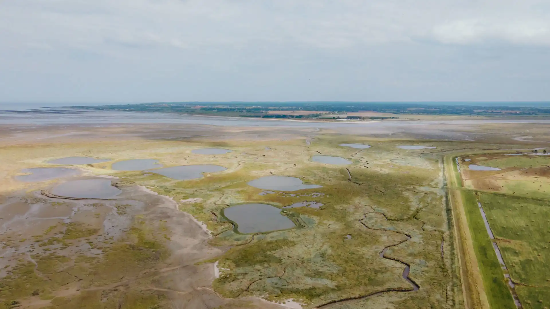 Marais du Cotentin et du Bressin vue drone par temps nuageux