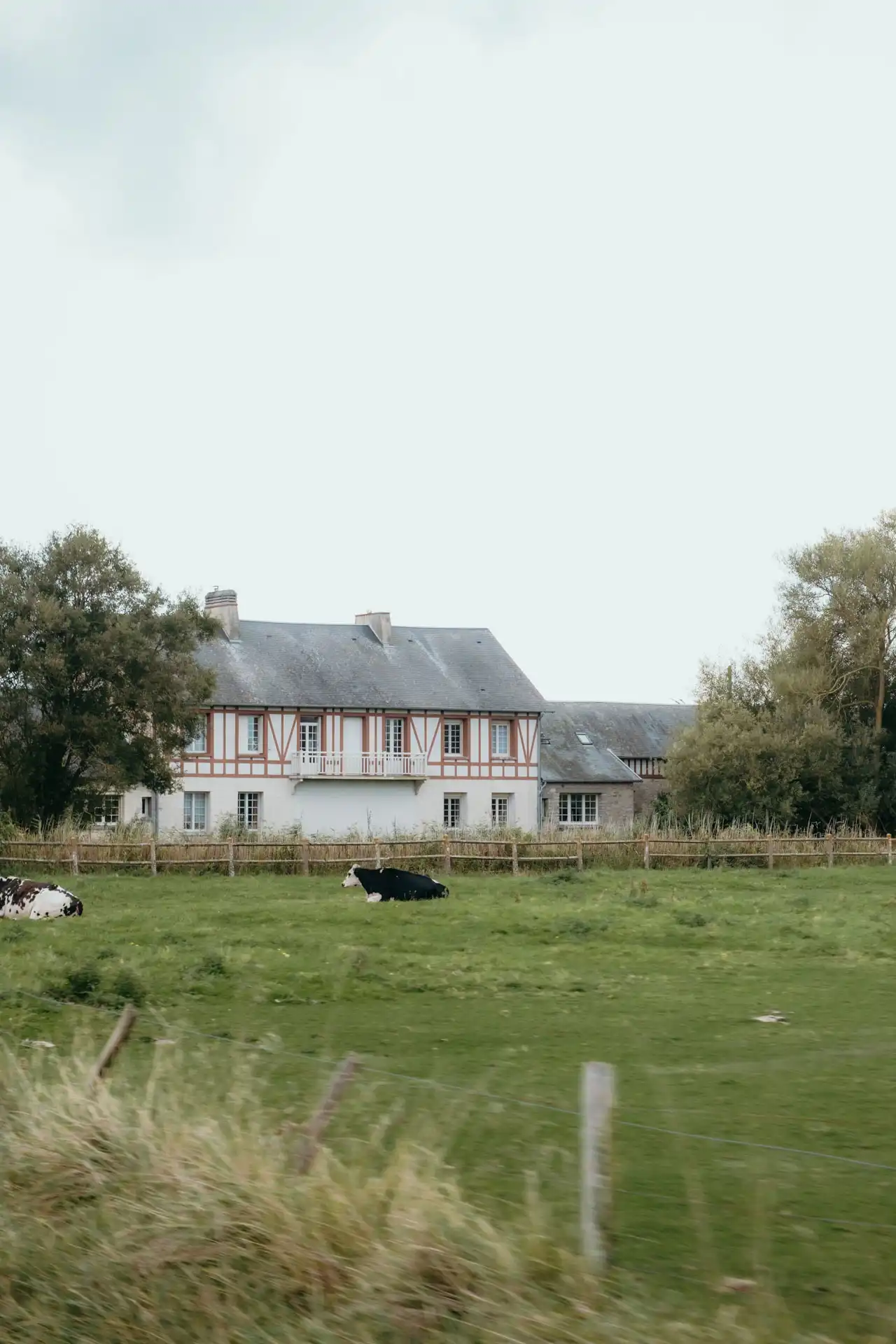 Maison typique normande aux Marais du Cotentin et du Bressin temps nuageux