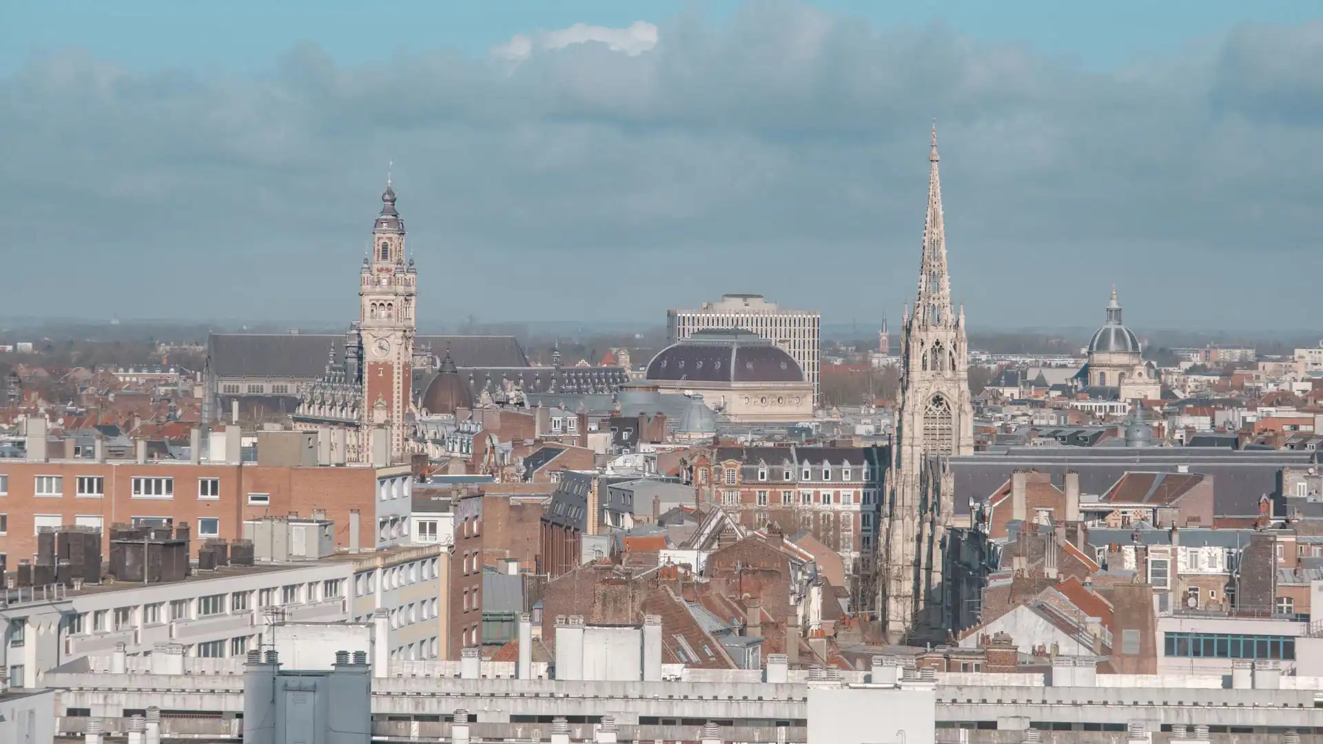 Vue sur la chambre du commerce depuis le beffroi de l'hotel de ville