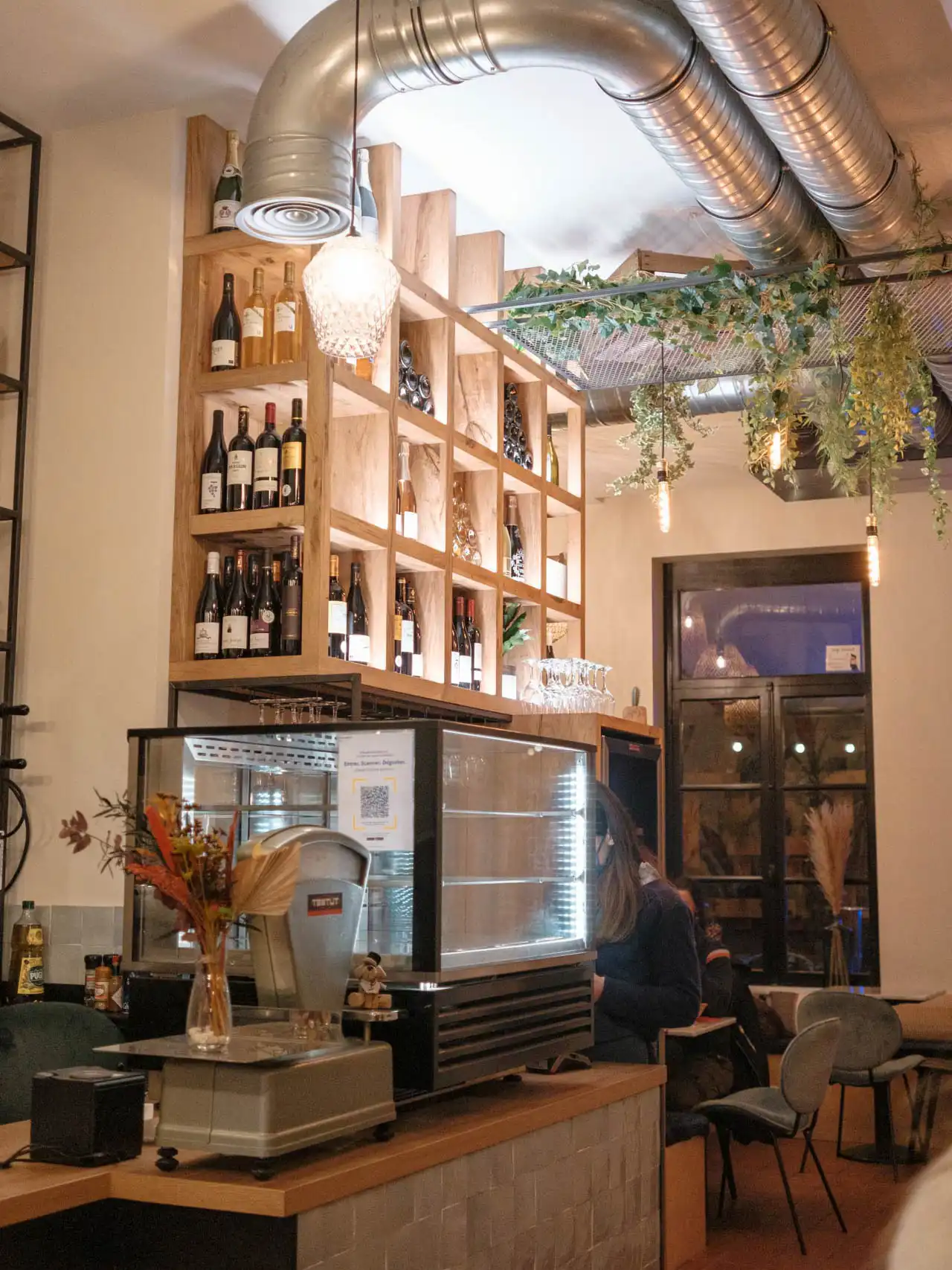 Intérieur des Frères Pinards - Bar à vins et épicerie spécialisée dans le Vieux-Lille
