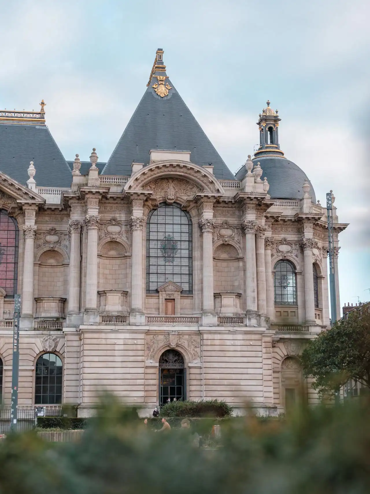 Zoom sur le bâtiment de la préfecture à Lille avec buissons en avant-plan