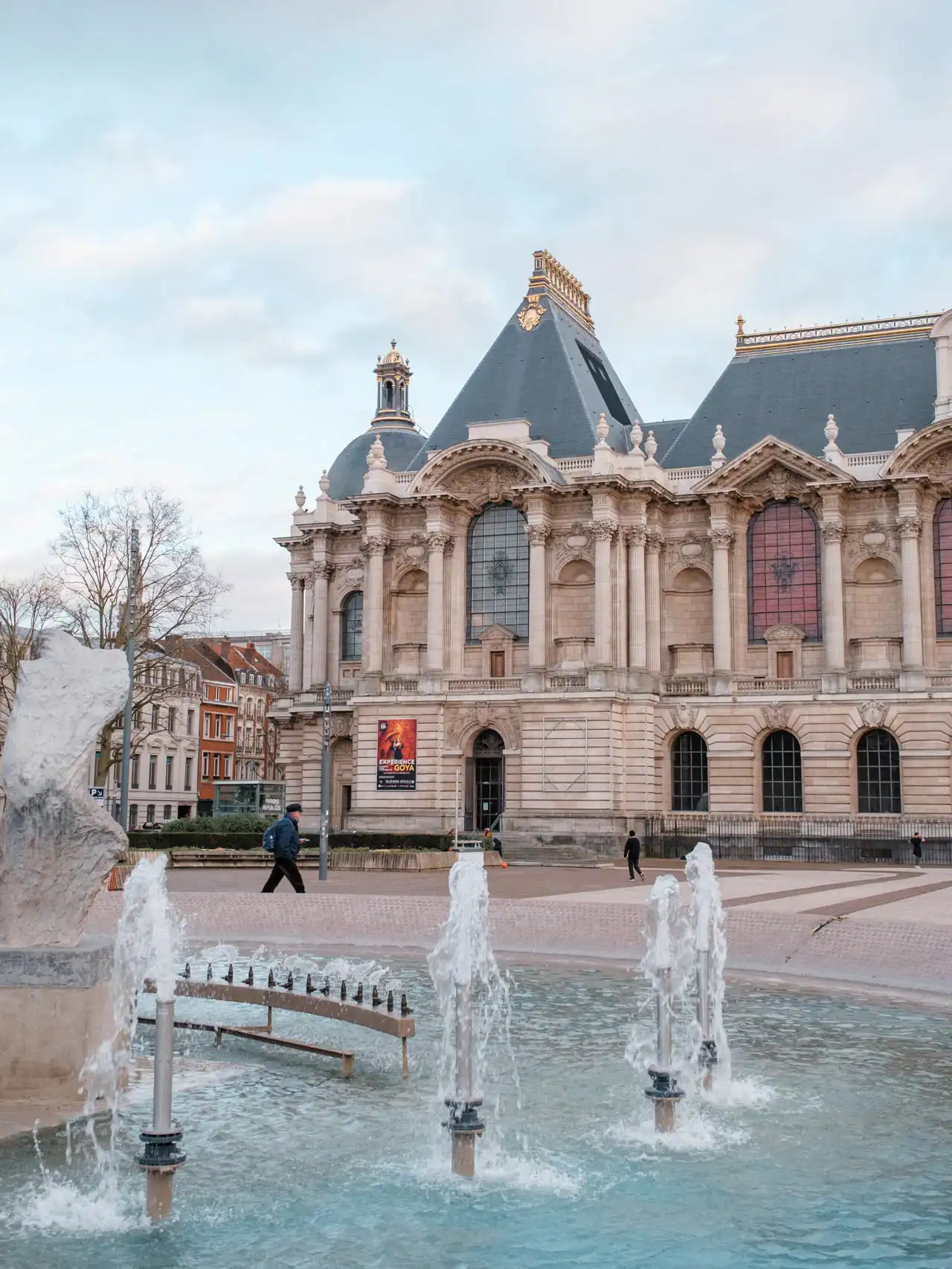 Gros plan sur le bâtiment de la Préfecture à Lille avec les fontaines en avant-plan