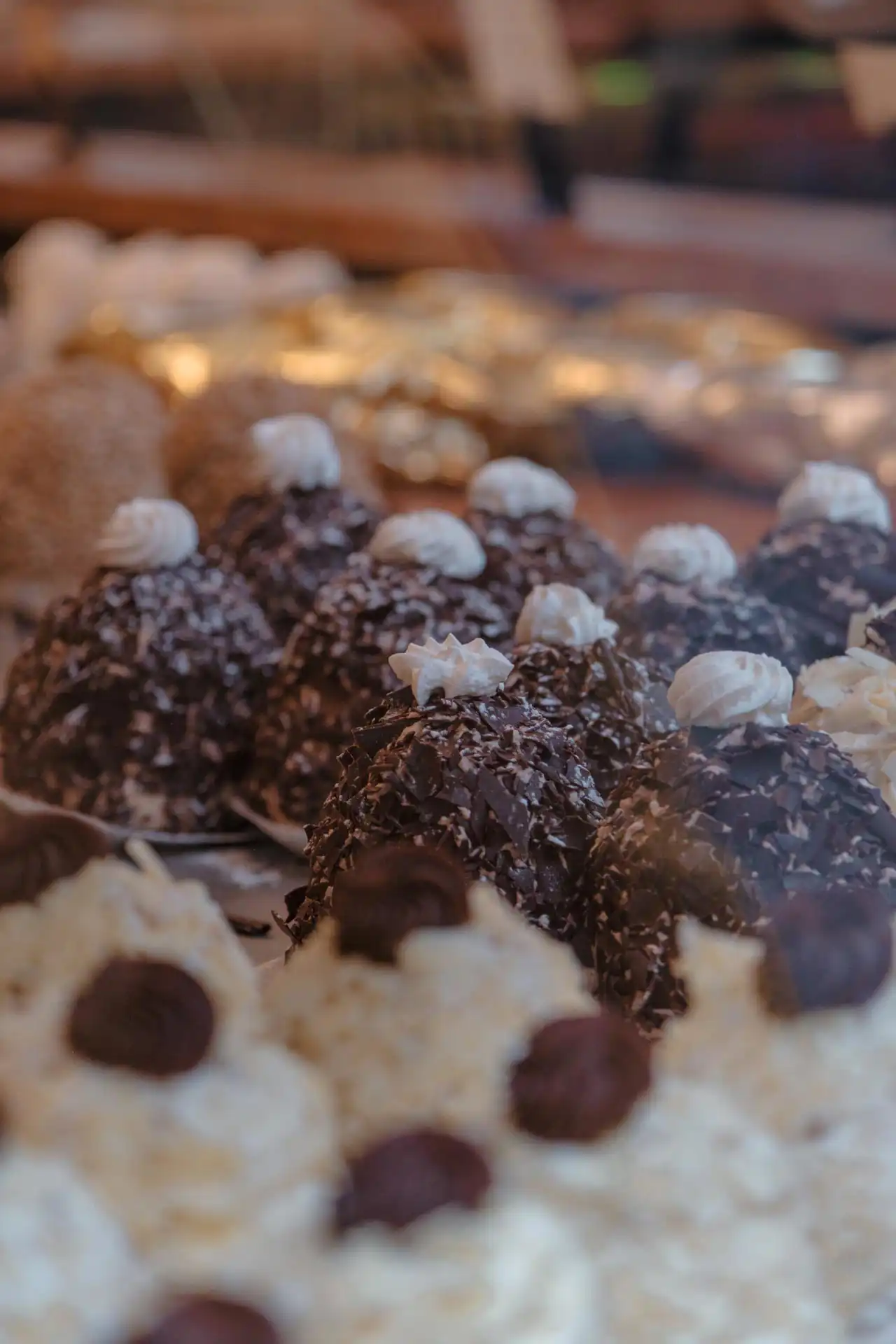 Vitrine des Merveilleux de Fred - Zoom sur les patisseries