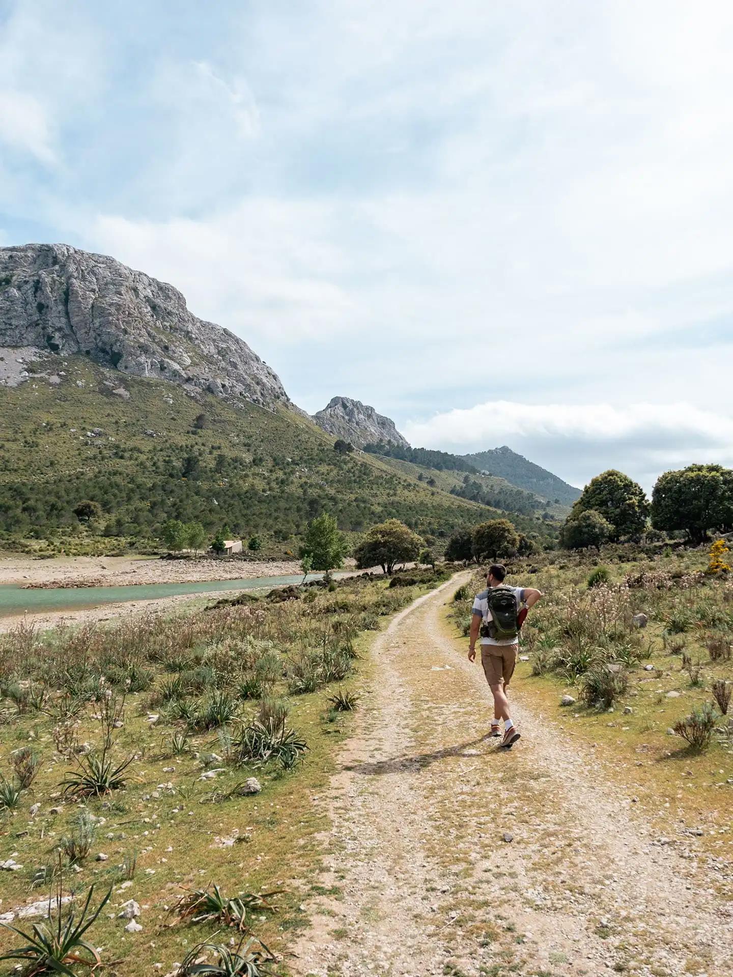 Randonneur à l'embalse de Cùber