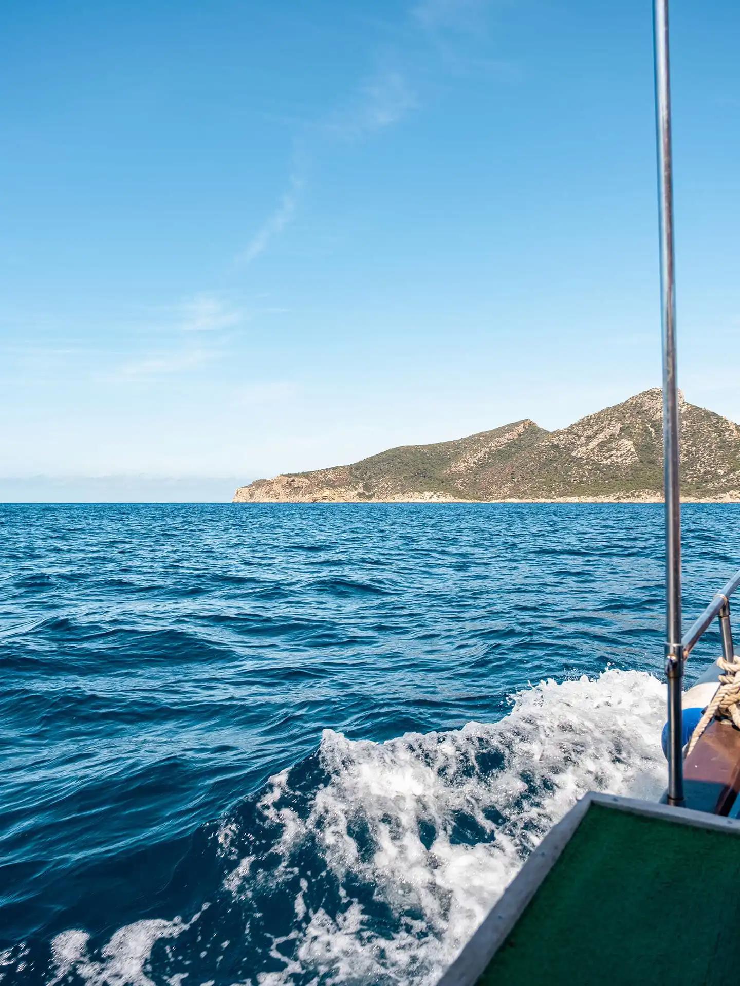 vue sur l'île de Sa dragonera depuis le petit bateau/ferry