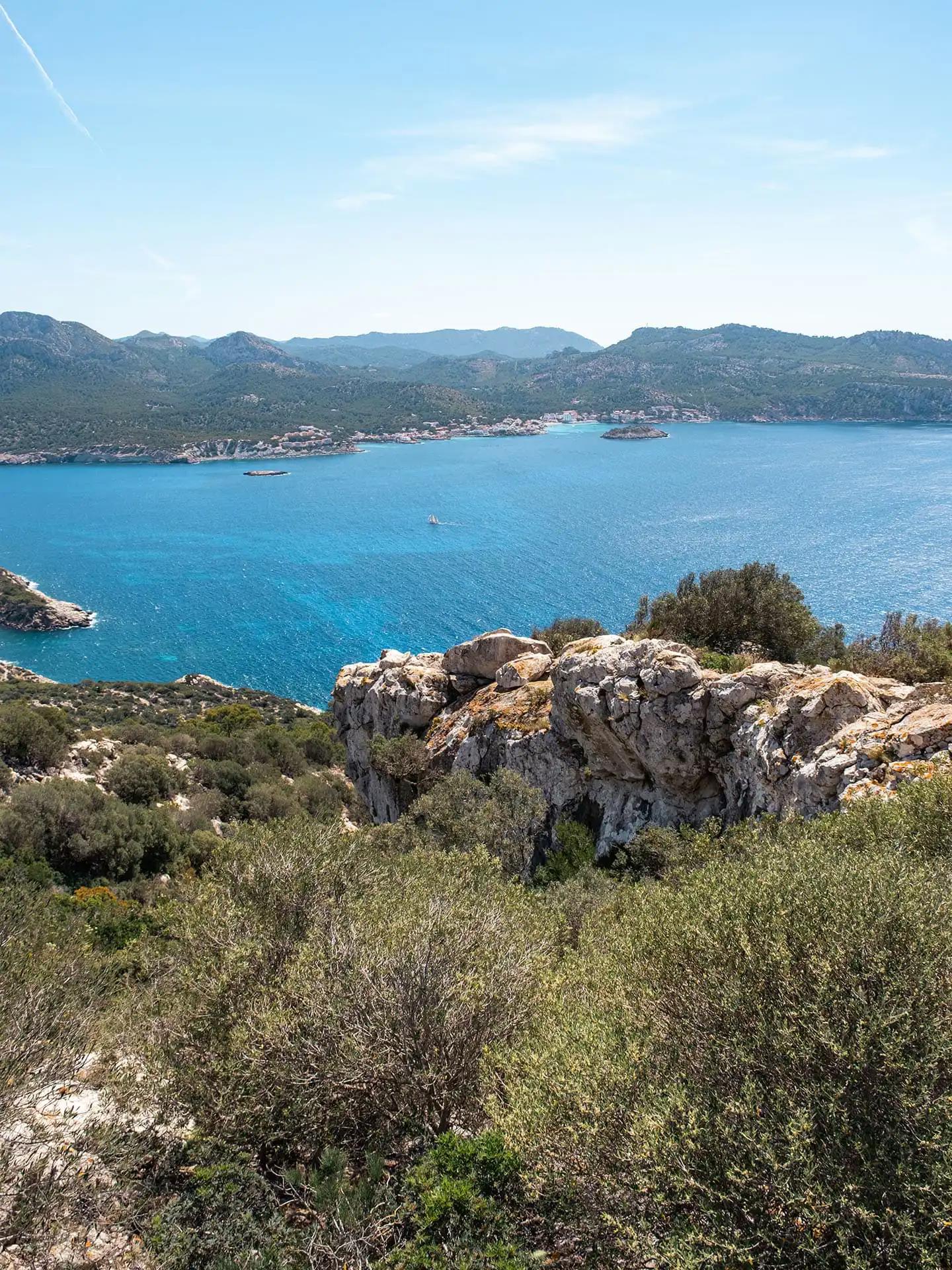 vue sur la baie de Sant Elm depuis Sa Dragonera