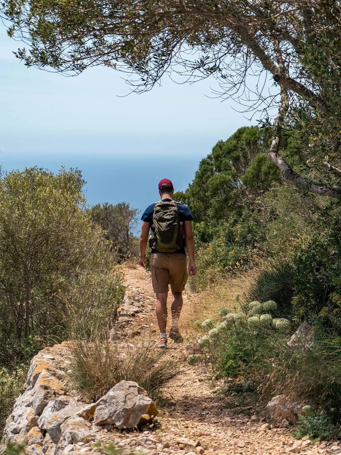 Homme randonnant sur l'île de sa dragonera