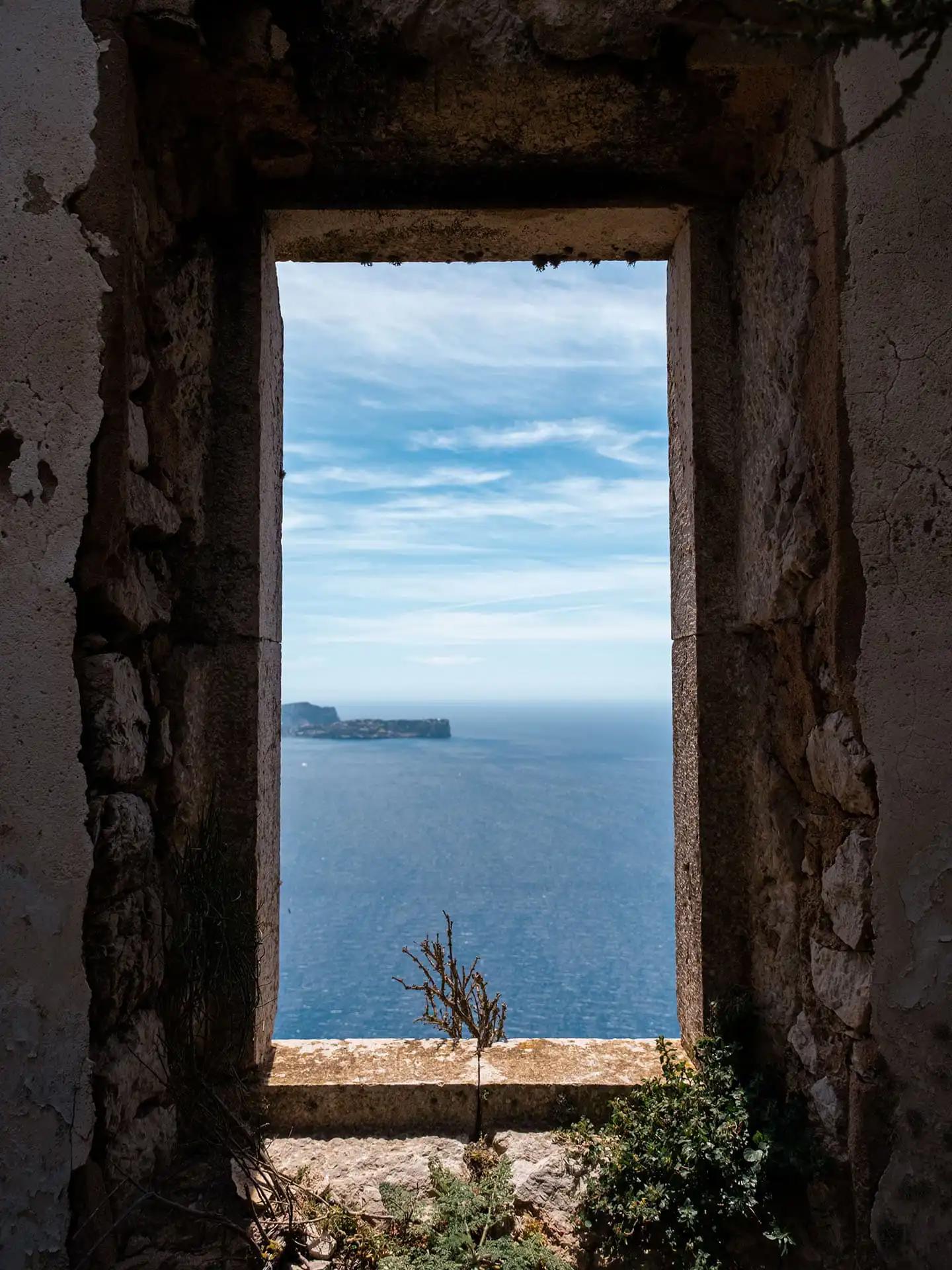 Vue sur la baie de Sant Elm depuis une fenêtre du vieux phare de Na popia