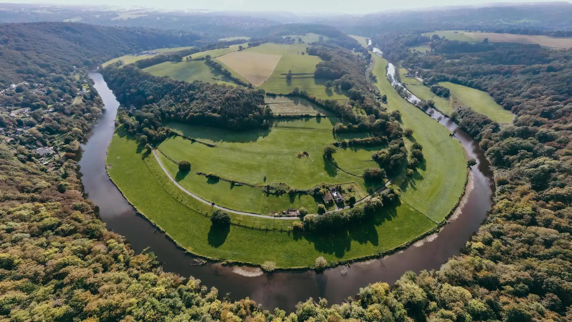 Panorama sur la vallée de l'Ourthe, la Roche aux faucons