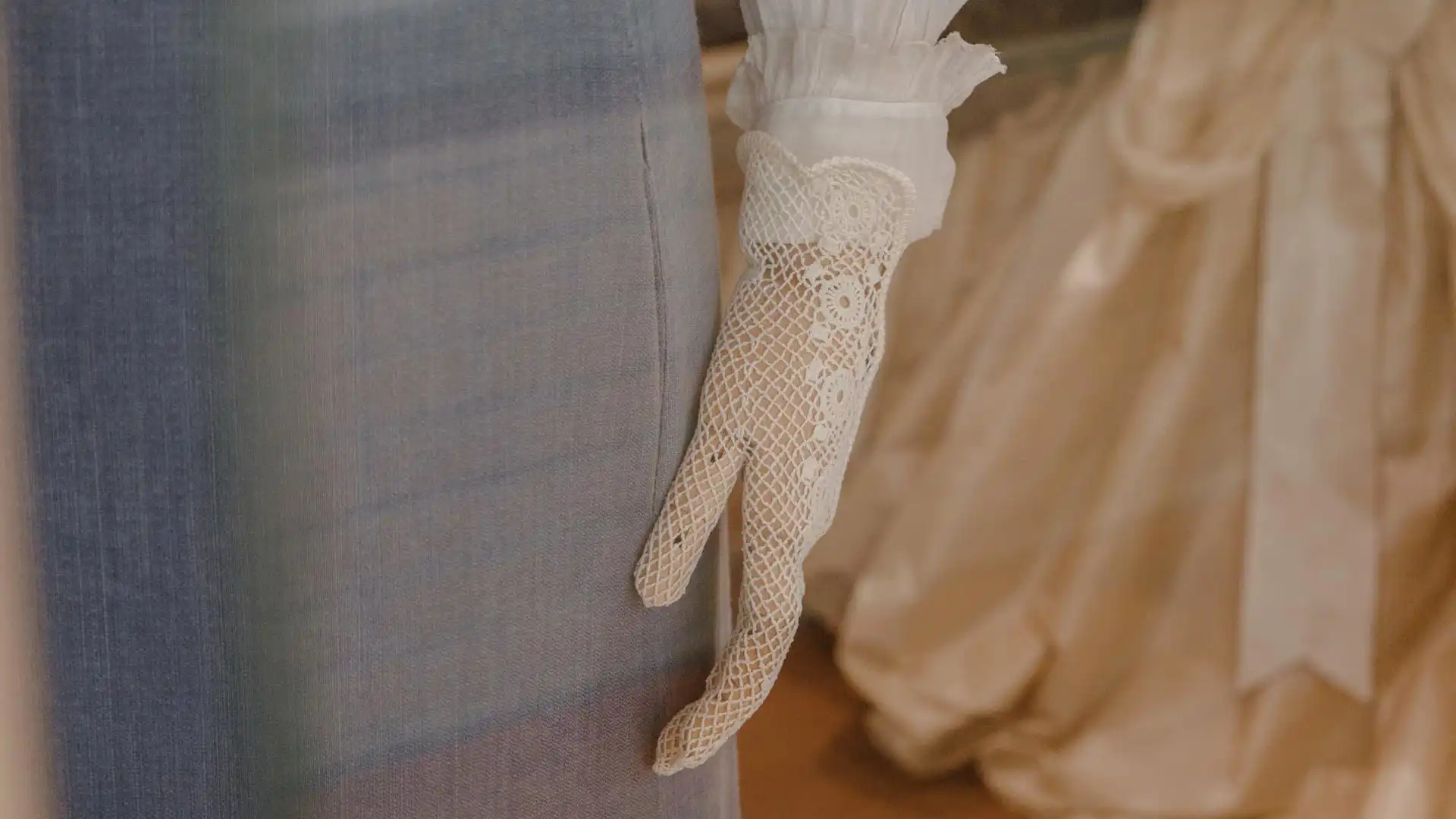 gant en dentelle collection textile musée La Piscine à Roubaix