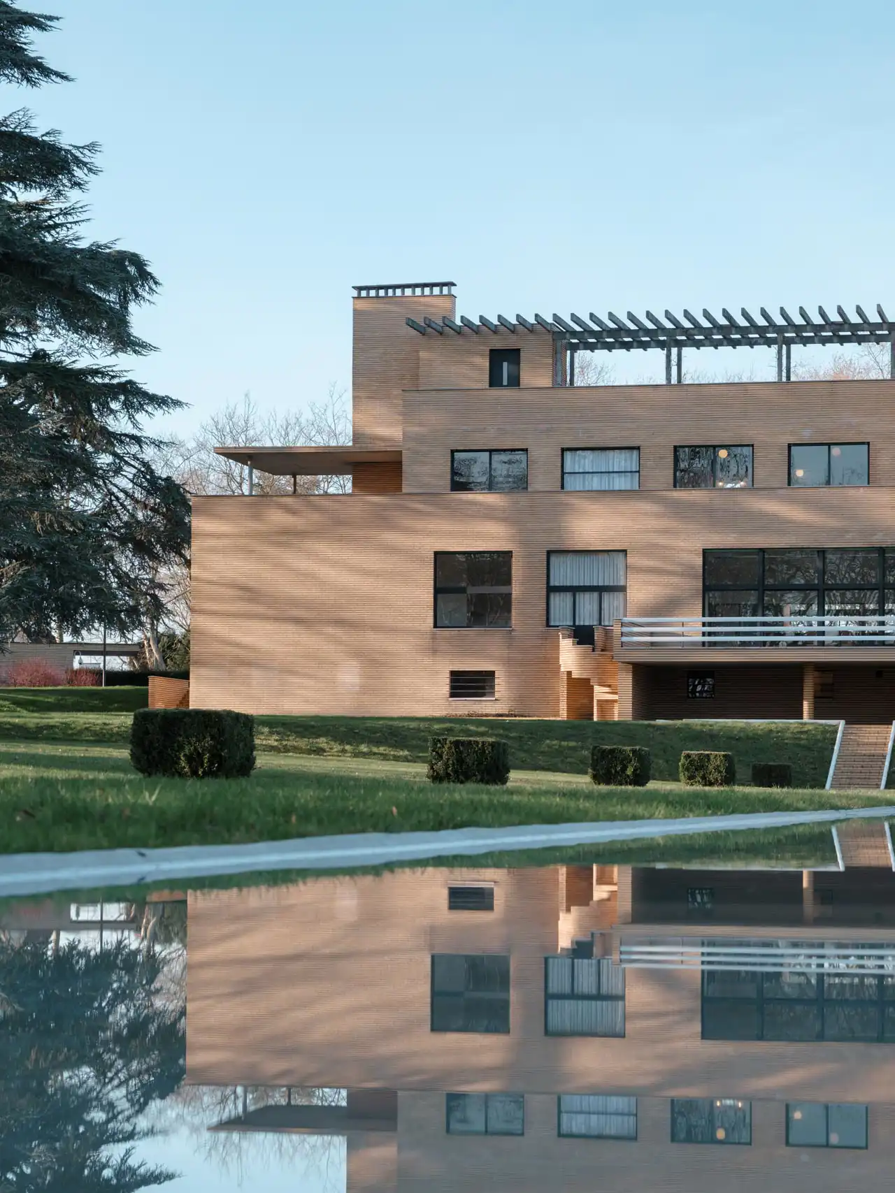 Villa Cavroix à Roubaix vue depuis le miroir d'eau