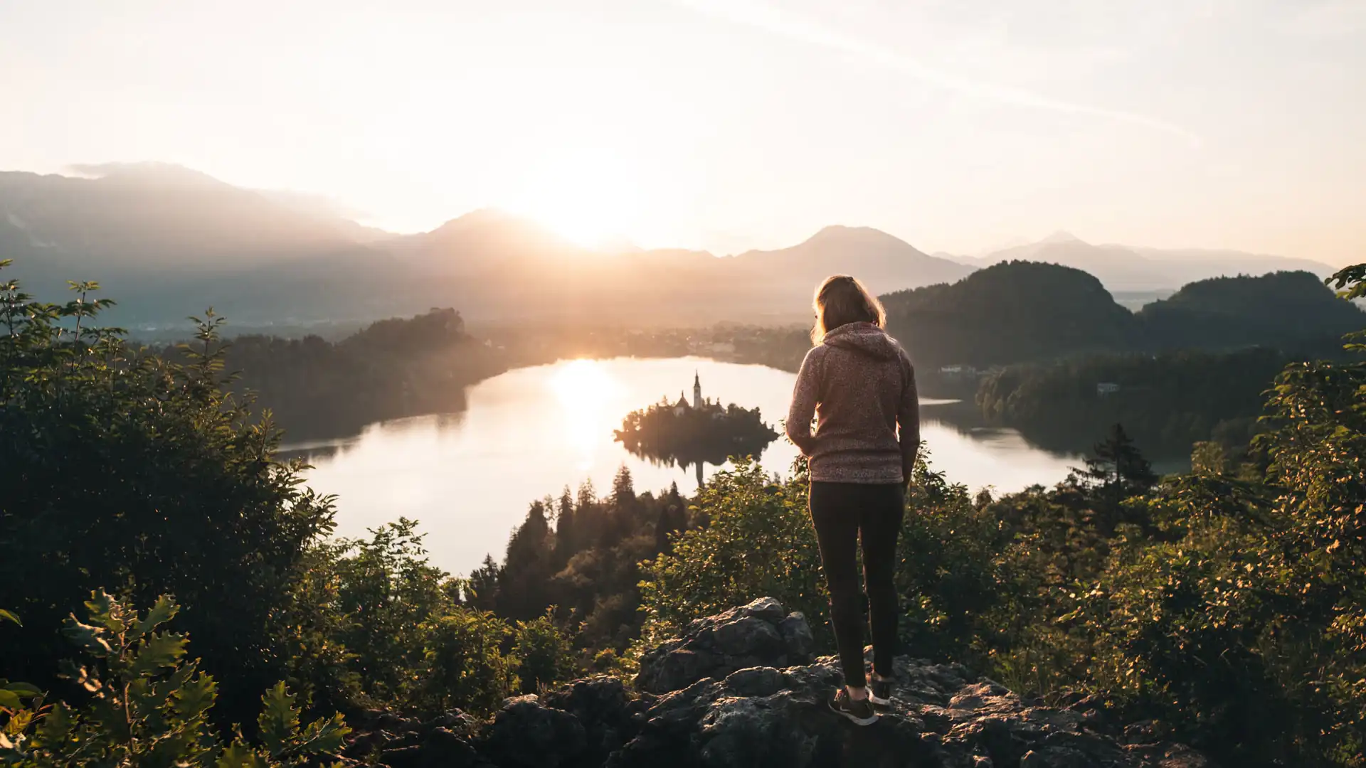 Lever de soleil sur le lac de Bled depuis le point de vue Ojstrica.