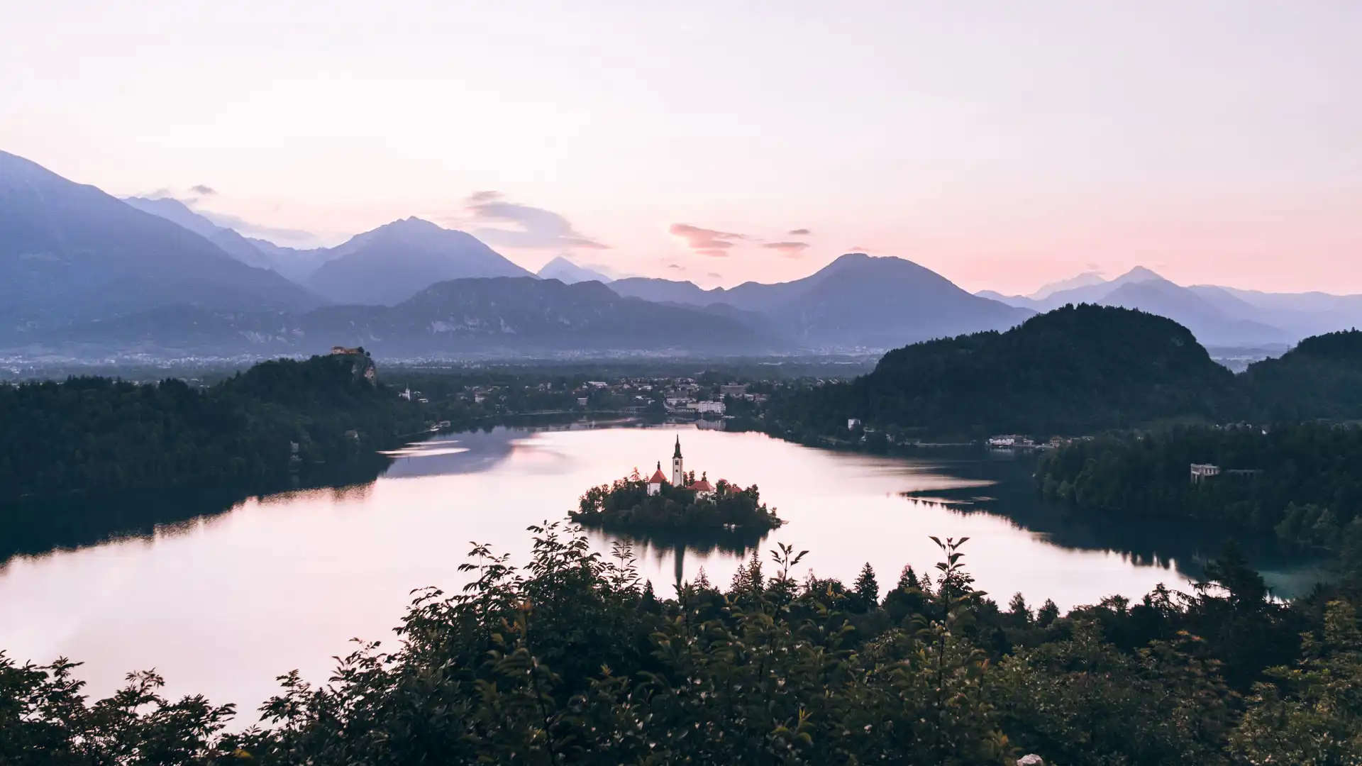 Lever de soleil sur le lac de Bled depuis le point de vue Ojstrica.