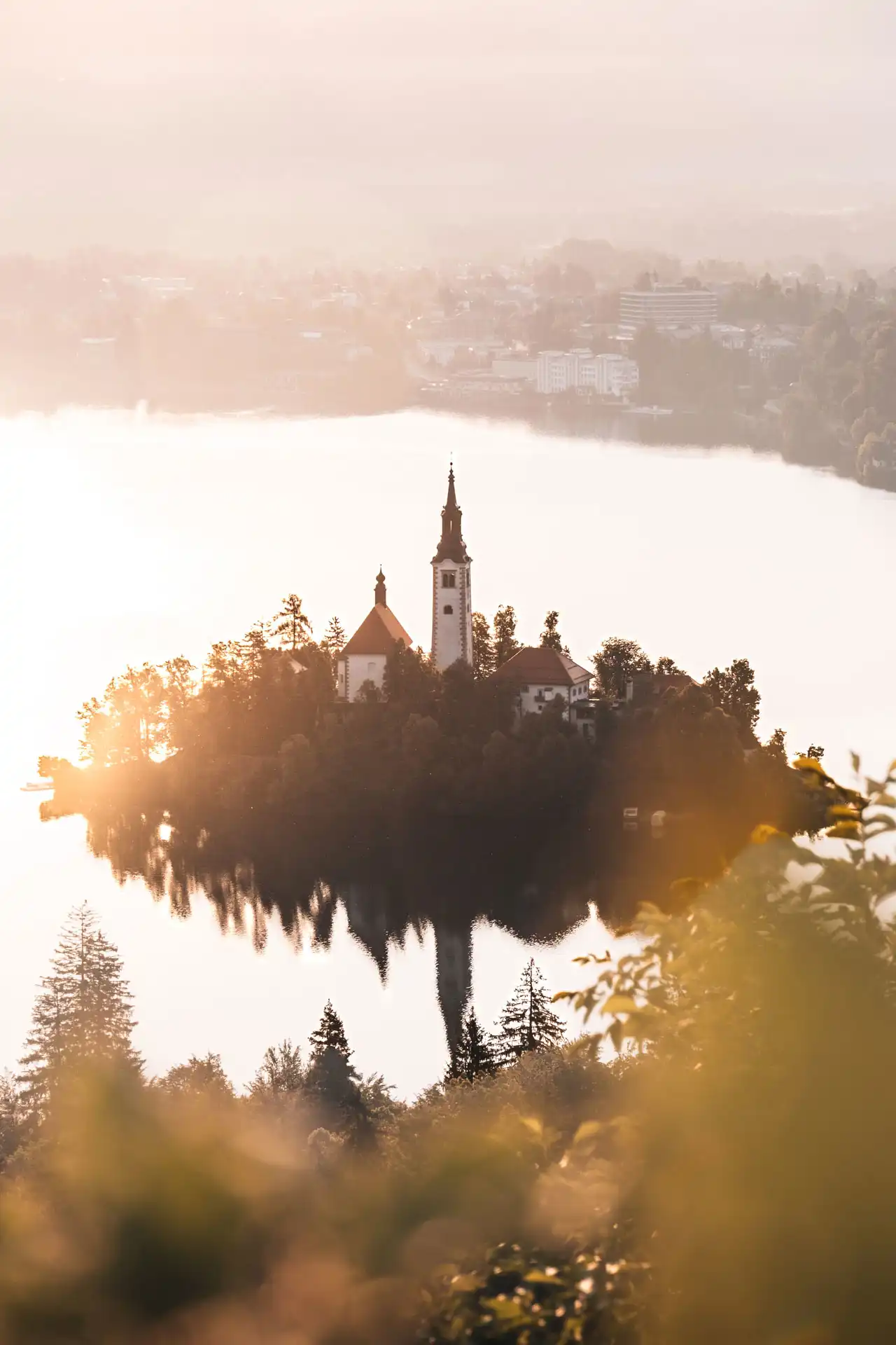 Lever de soleil sur le lac de Bled depuis le point de vue Ojstrica.